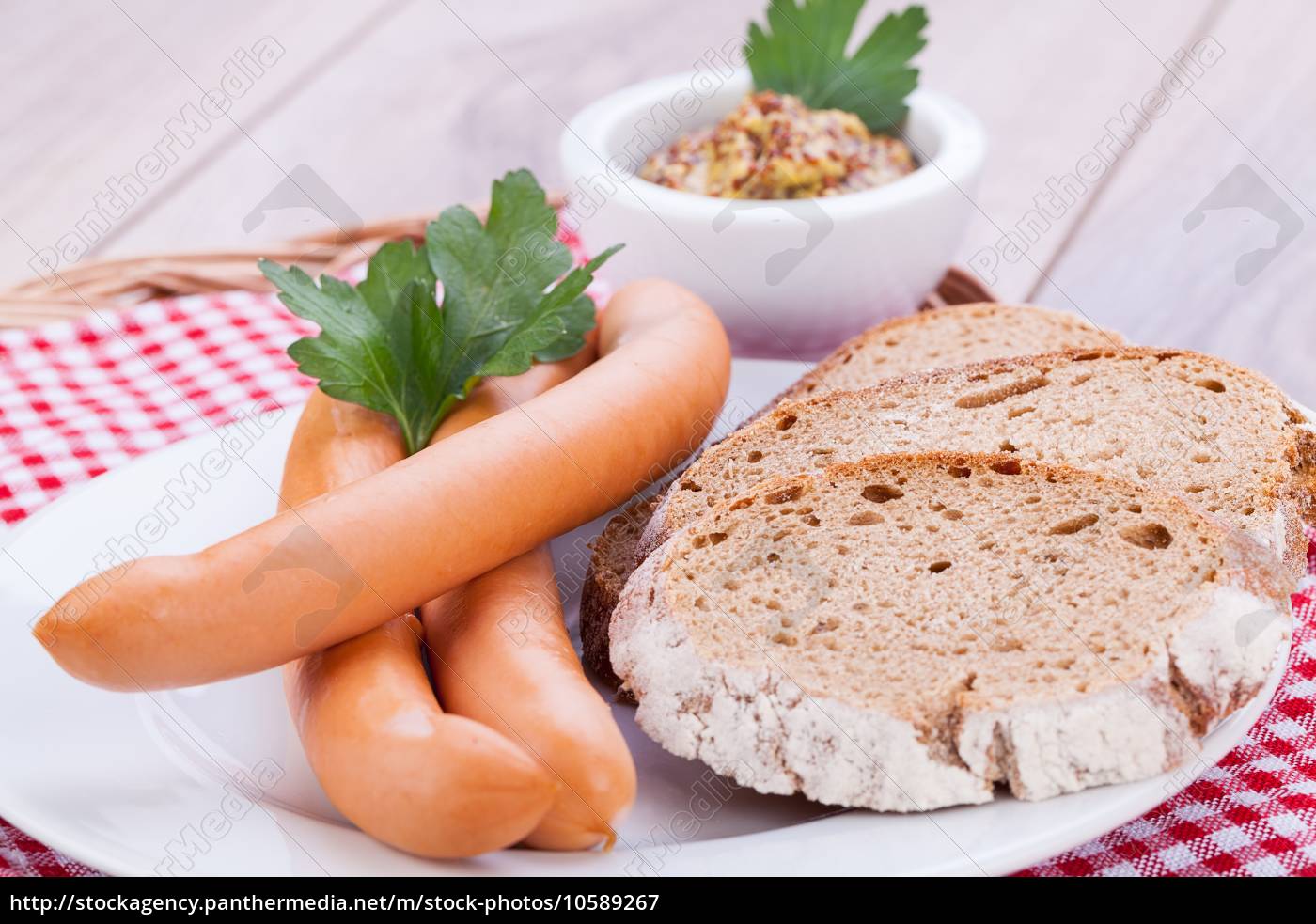 Heiße Wiener Würstchen mit Senf und dunklem Brot