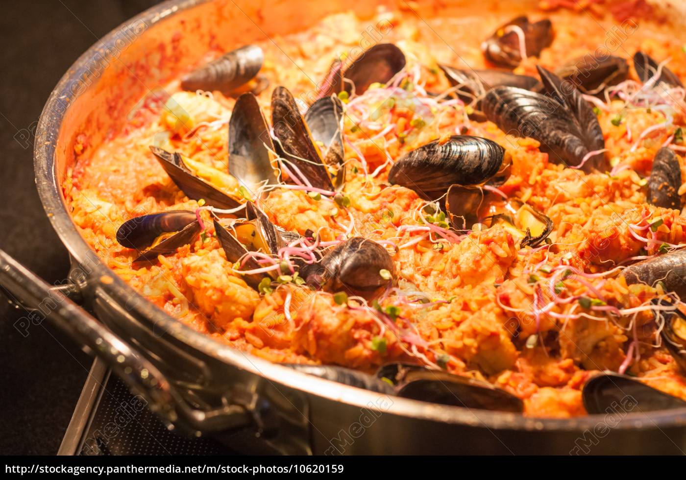 Meeresfrüchte Paella in Derbratenpfanne - Stockfoto - #10620159 ...