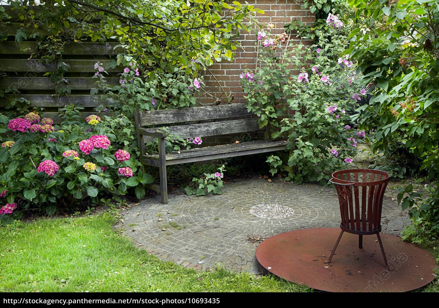 Garten Im Landhausstil Mit Bank Und Blumen Lizenzfreies Bild 10693435 Bildagentur Panthermedia