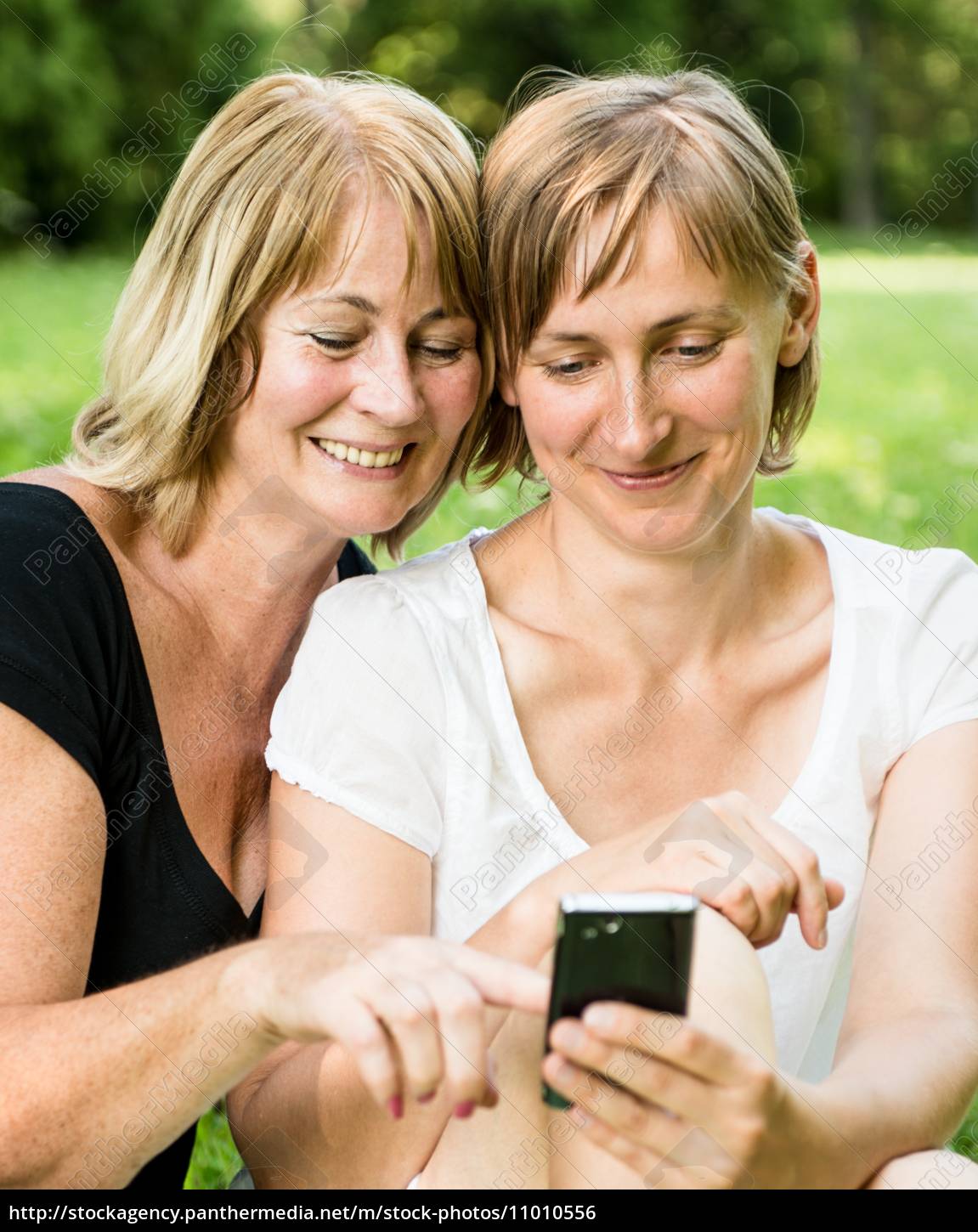 ältere mutter und tochter mit smartphone - Lizenzfreies ...