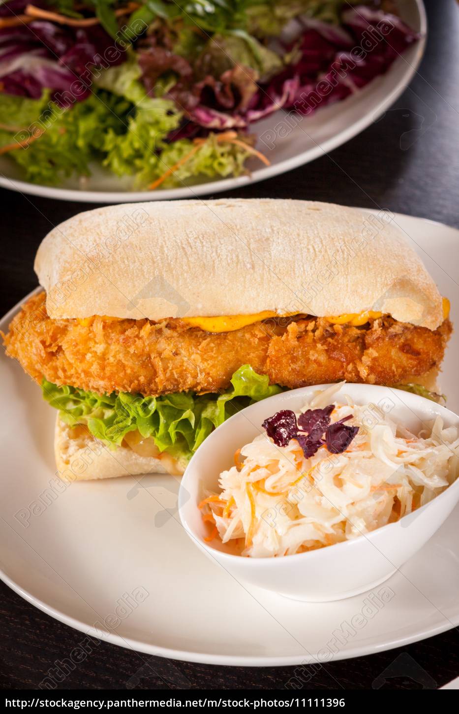 Chickenburger mit Hähnchenfleisch und salat - Lizenzfreies Foto ...