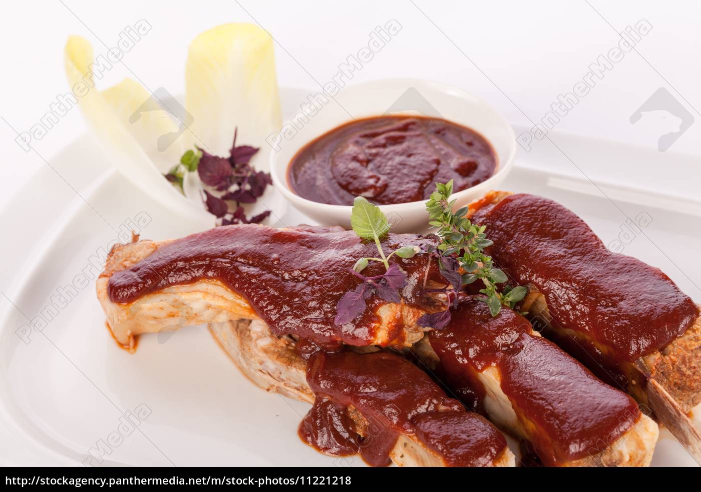 Gegrillte Schweinerippchen Spareribs mit Barbecuesoße - Stockfoto ...