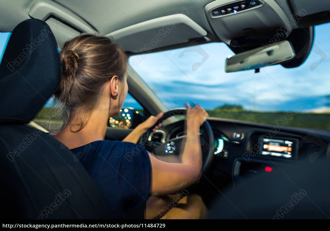 Junge Frau Autofahren In Der Dämmerung Nach Hause Von Stockfoto 11484729 Bildagentur