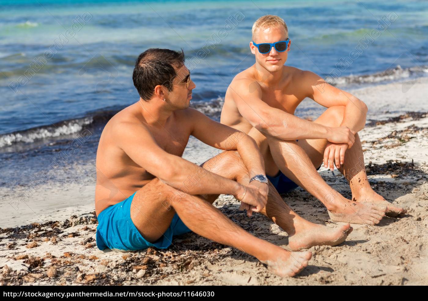 Zwei Junge Manner Freunde Entspannen Sich Im Urlaub Stockfoto Bildagentur Panthermedia