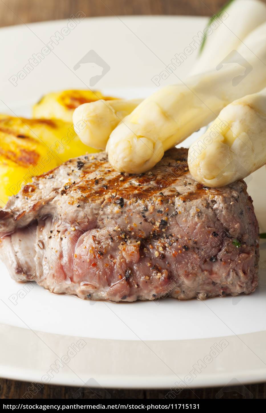 saftiges Steak vom Grill mit Spargel - Lizenzfreies Bild - #11715131 ...