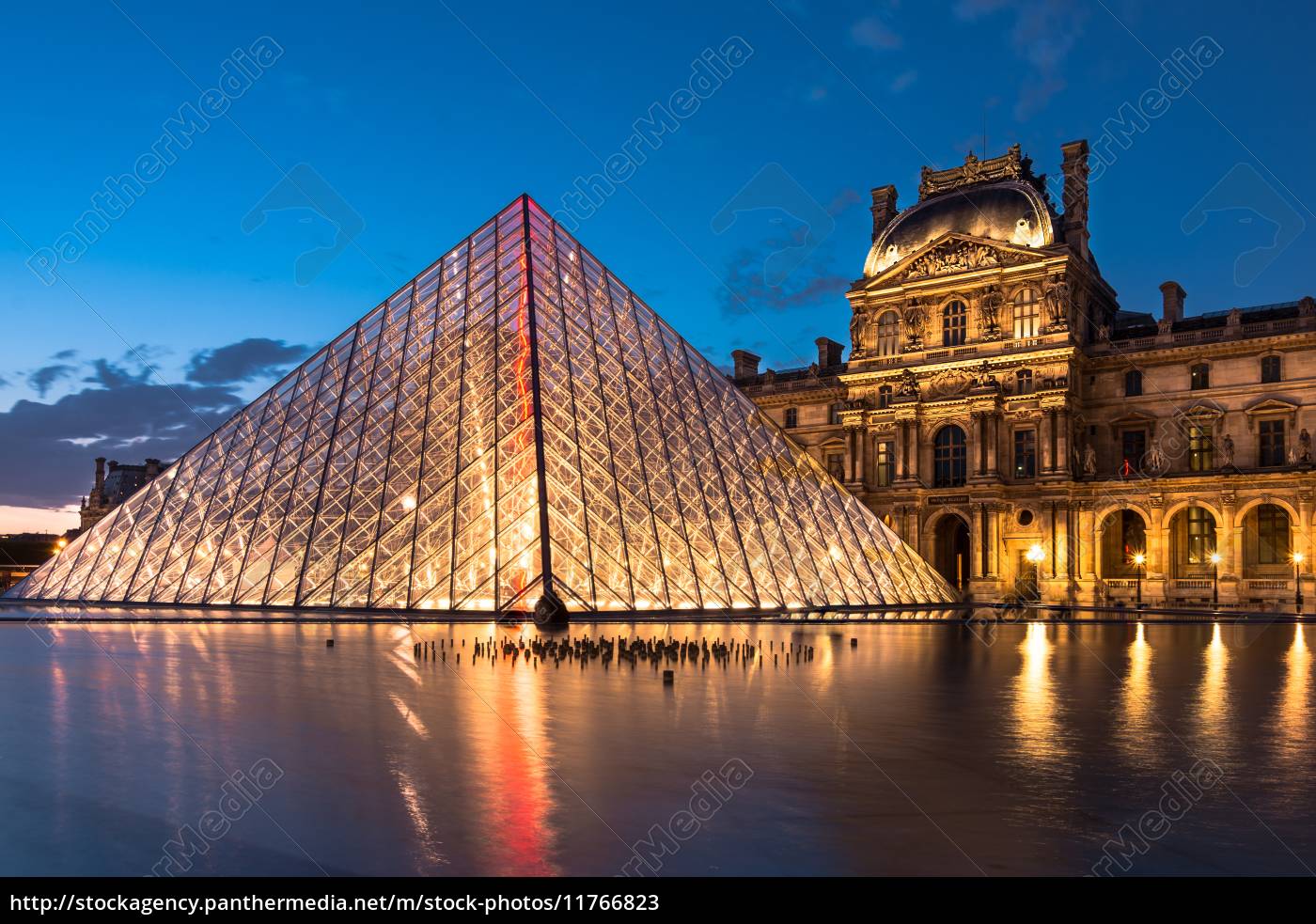 der louvre  paris wahrzeichen Lizenzfreies Bild 