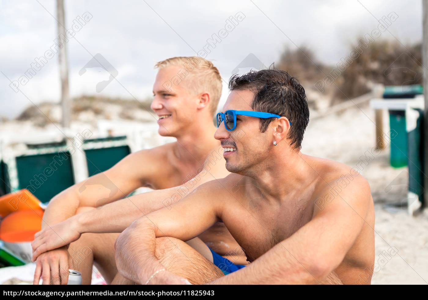 Zwei Junge Manner Freunde Entspannen Sich Im Urlaub Stockfoto Bildagentur Panthermedia