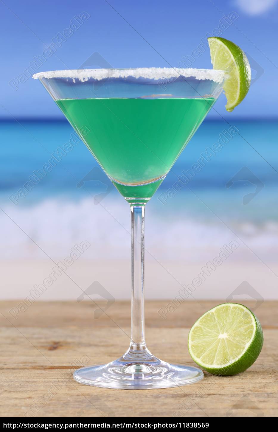 Gruner Martini Cocktail Am Strand Im Urlaub Lizenzfreies Bild Bildagentur Panthermedia