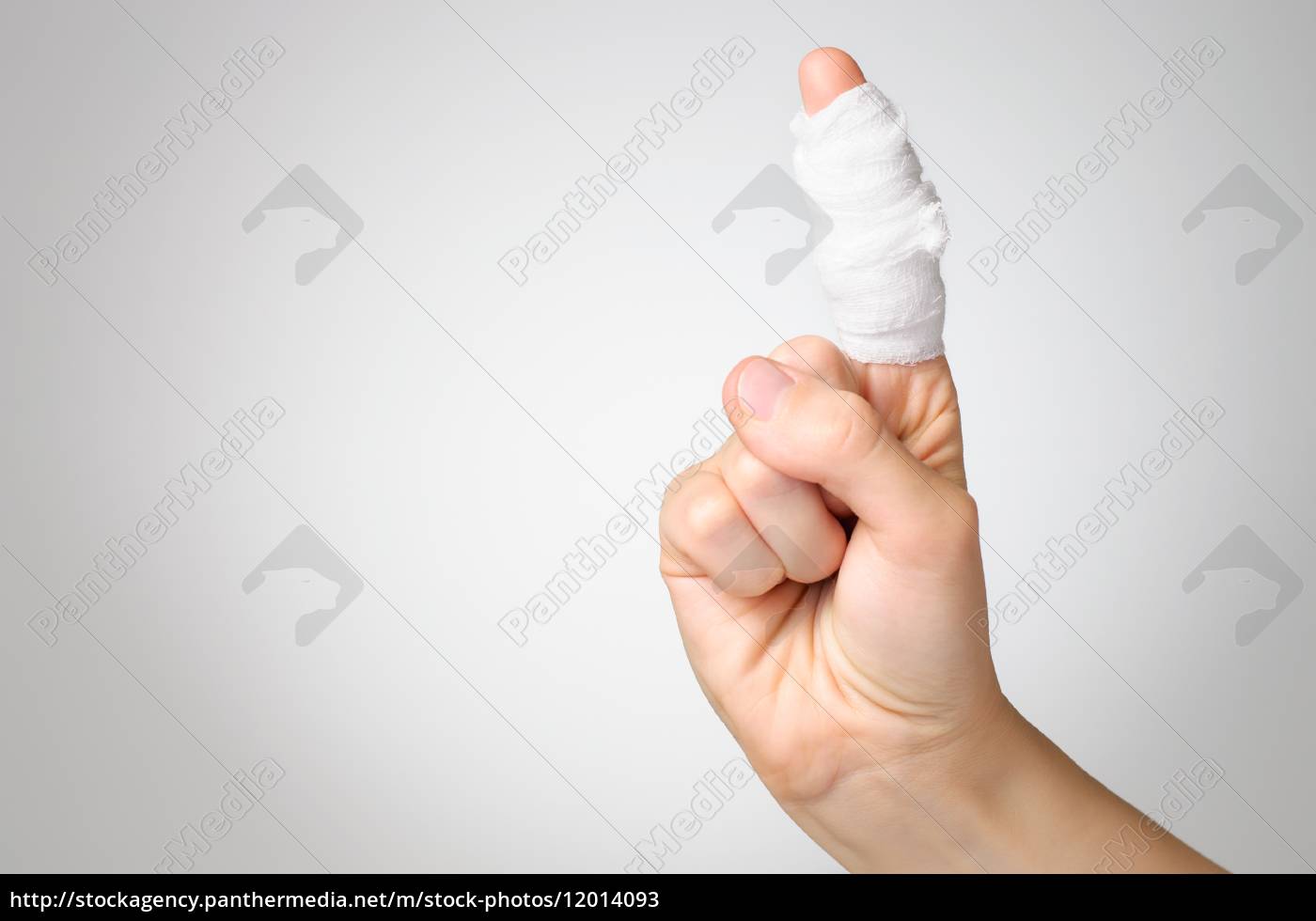 verletzter finger mit verband - Lizenzfreies Bild #12014093
