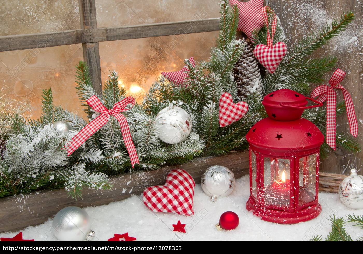 Stockfoto 12078363 Red Rustikale Weihnachtsdekoration Auf Fensterbank Mit Roten