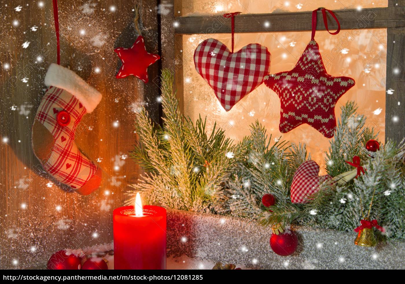 Stockfoto 12081285 Weihnachtsdekoration Mit Roten Kerzen Auf Fensterbrett