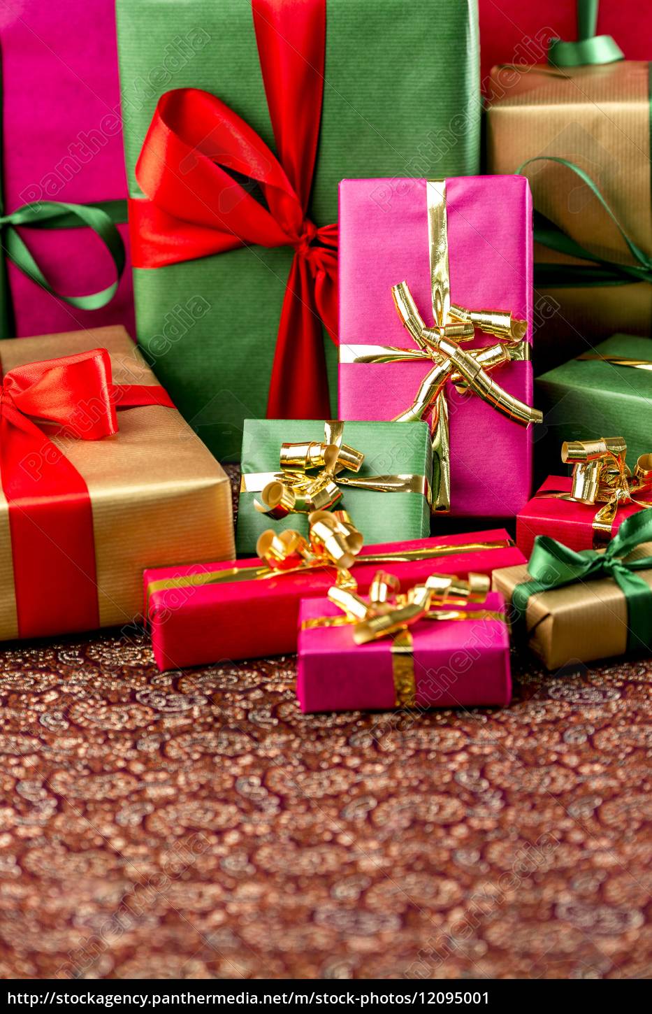 plenty-of-presents-crammed-into-one-shot-stockfoto-12095001