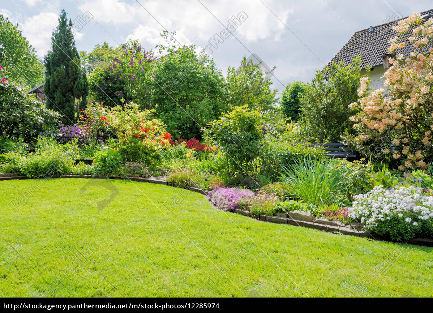 Garten mit Rasen im Frühling Stock Photo 12285974