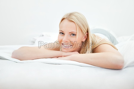 Junge Schöne Frau Liegt Im Bett - Stock Photo #12410234 | Bildagentur ...