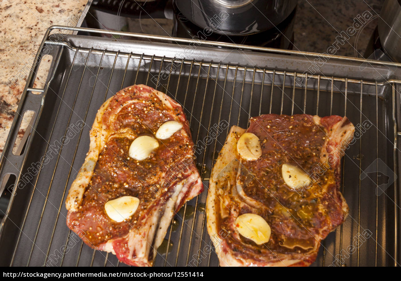 mariniertes Rindfleisch zum Grillen mit Paprika - Stock Photo ...