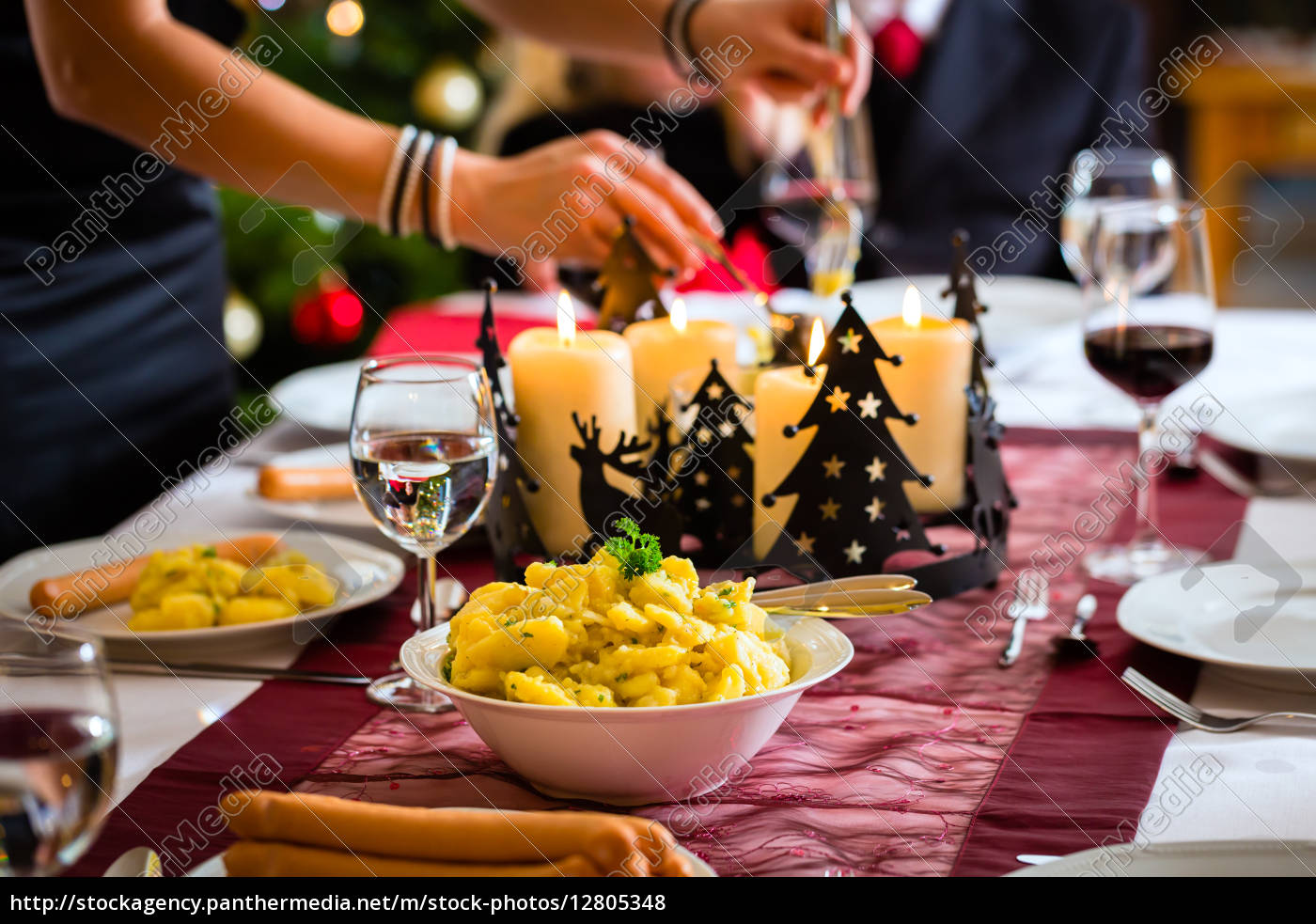 Traditionelles deutsches Weihnachtsessen Würstchen - Lizenzfreies Foto 