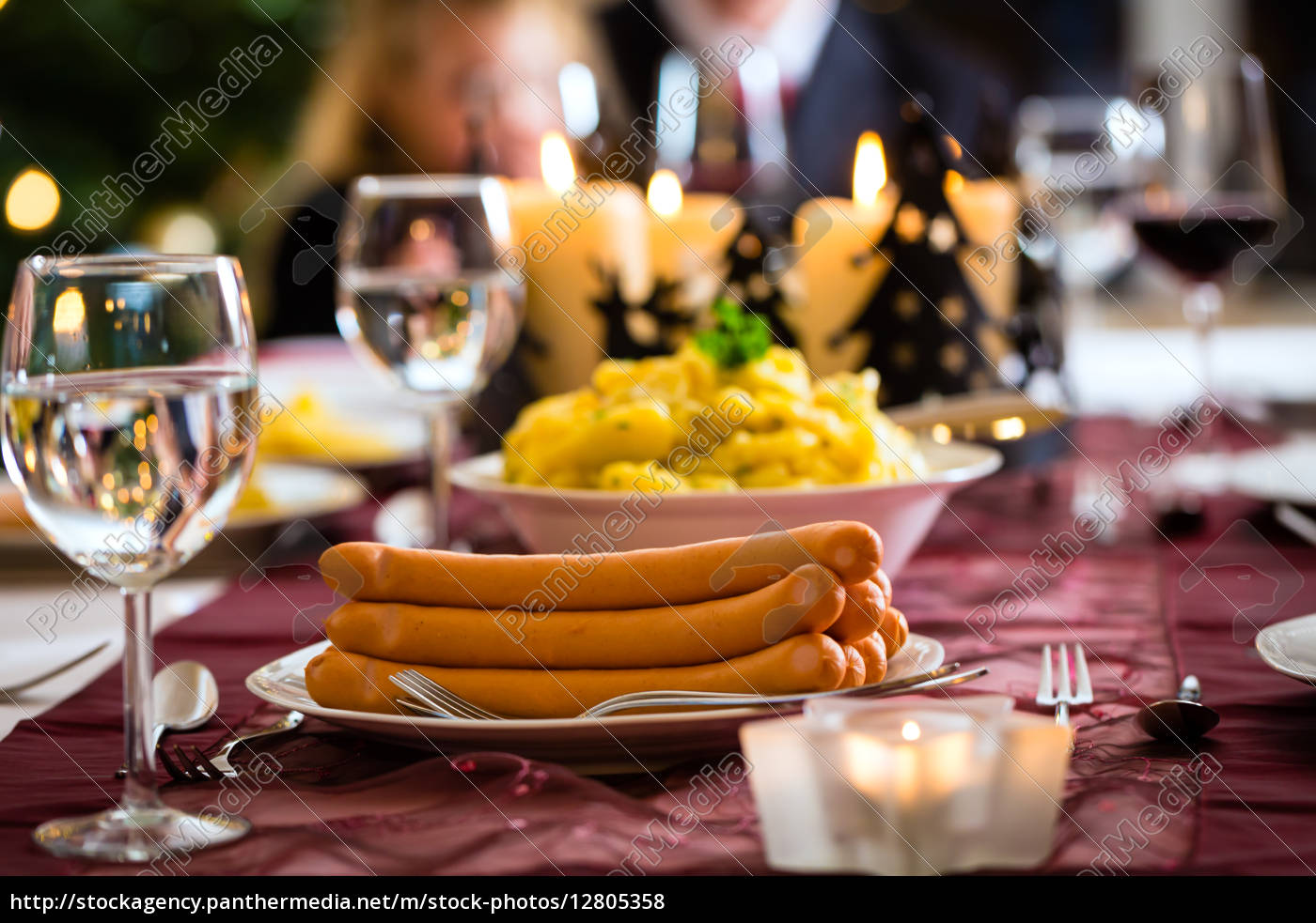 Traditionelles deutsches Weihnachtsessen Würstchen - Stock Photo 