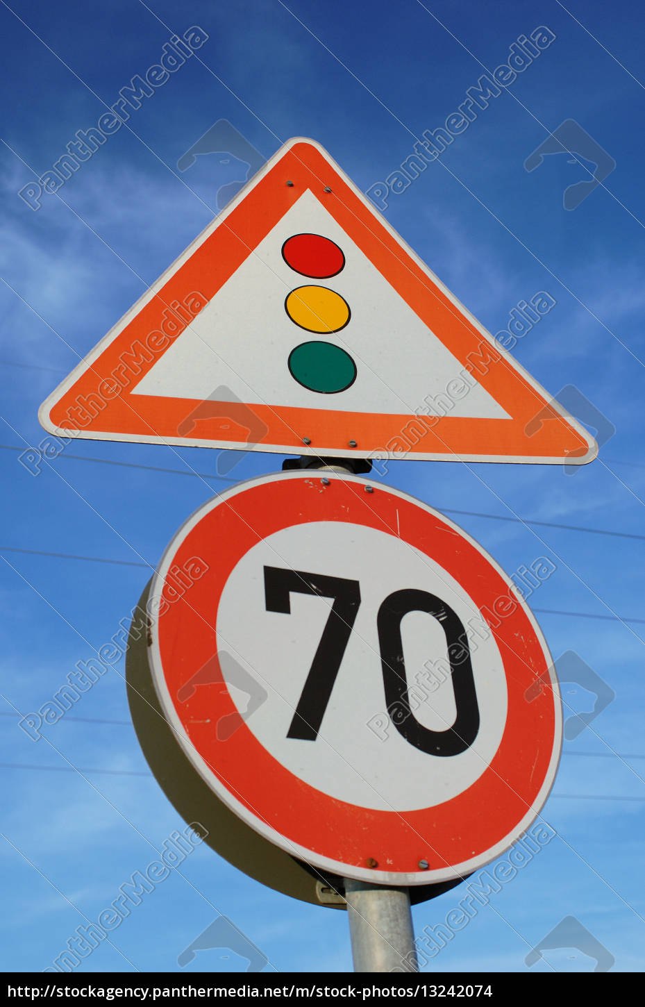 70 Schild Verkehrsschild Strassenschild Ampel 70er Stock Photo Bildagentur Panthermedia