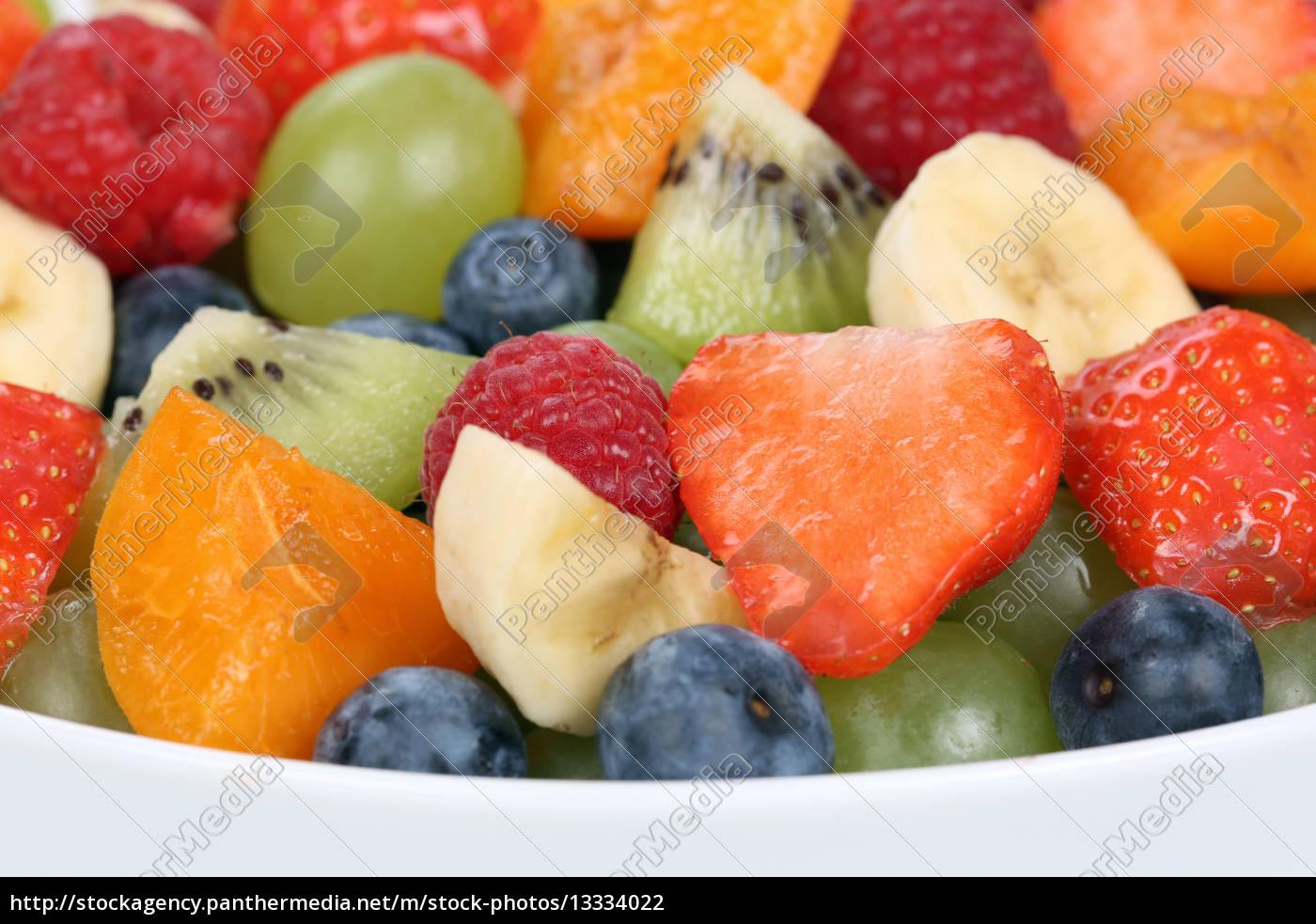 Nahaufnahme Obstsalat in einer Schale mit Erdbeeren - Stockfoto ...