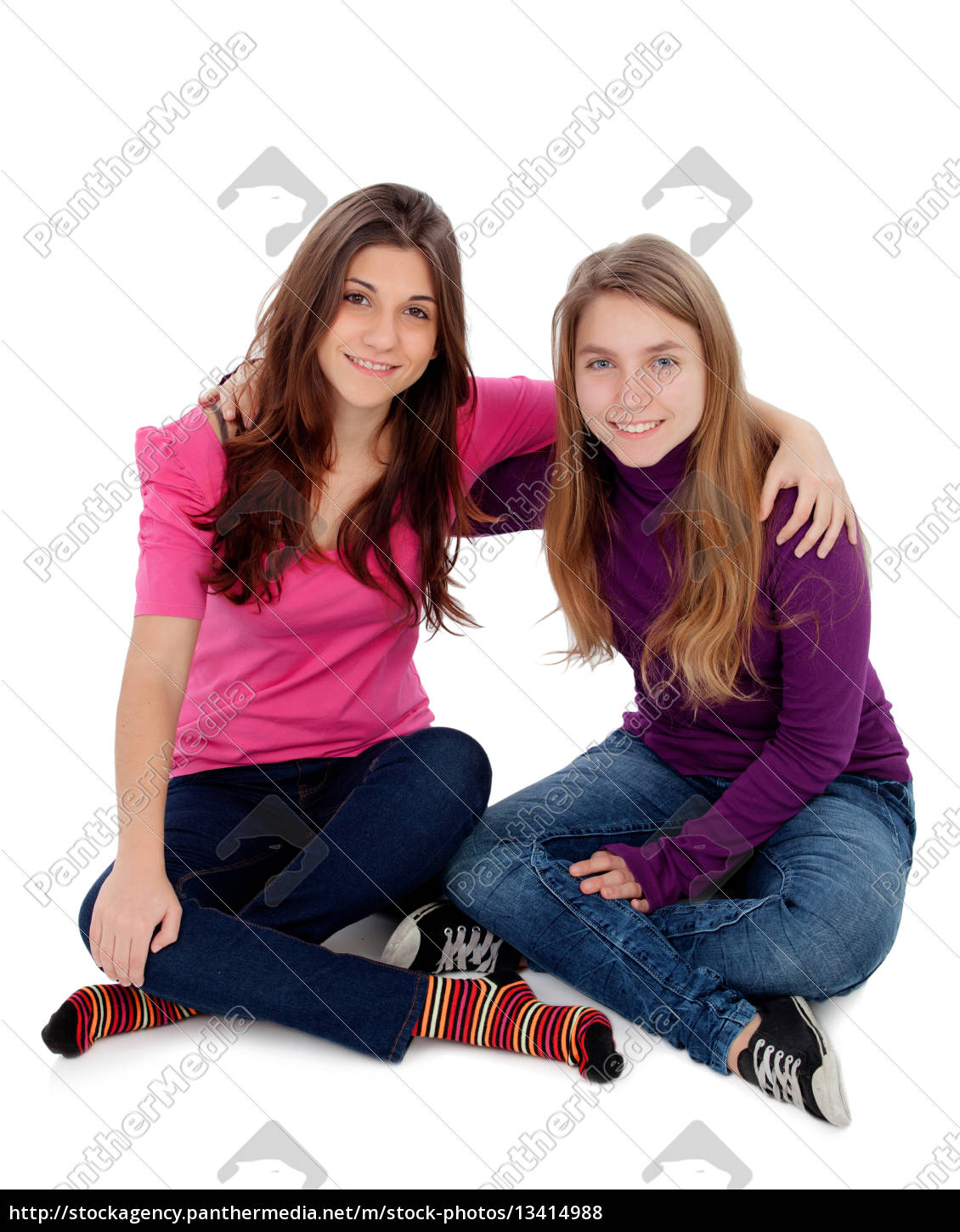 Zwei Verschiedene Schwestern Auf Dem Boden Sitzen Lizenzfreies Foto 13414988 Bildagentur 