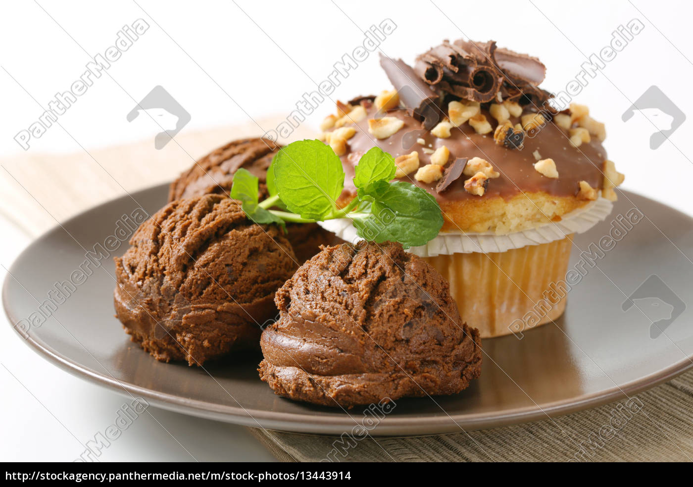 haselnuss muffin und schokoladeneis - Stock Photo #13443914 ...