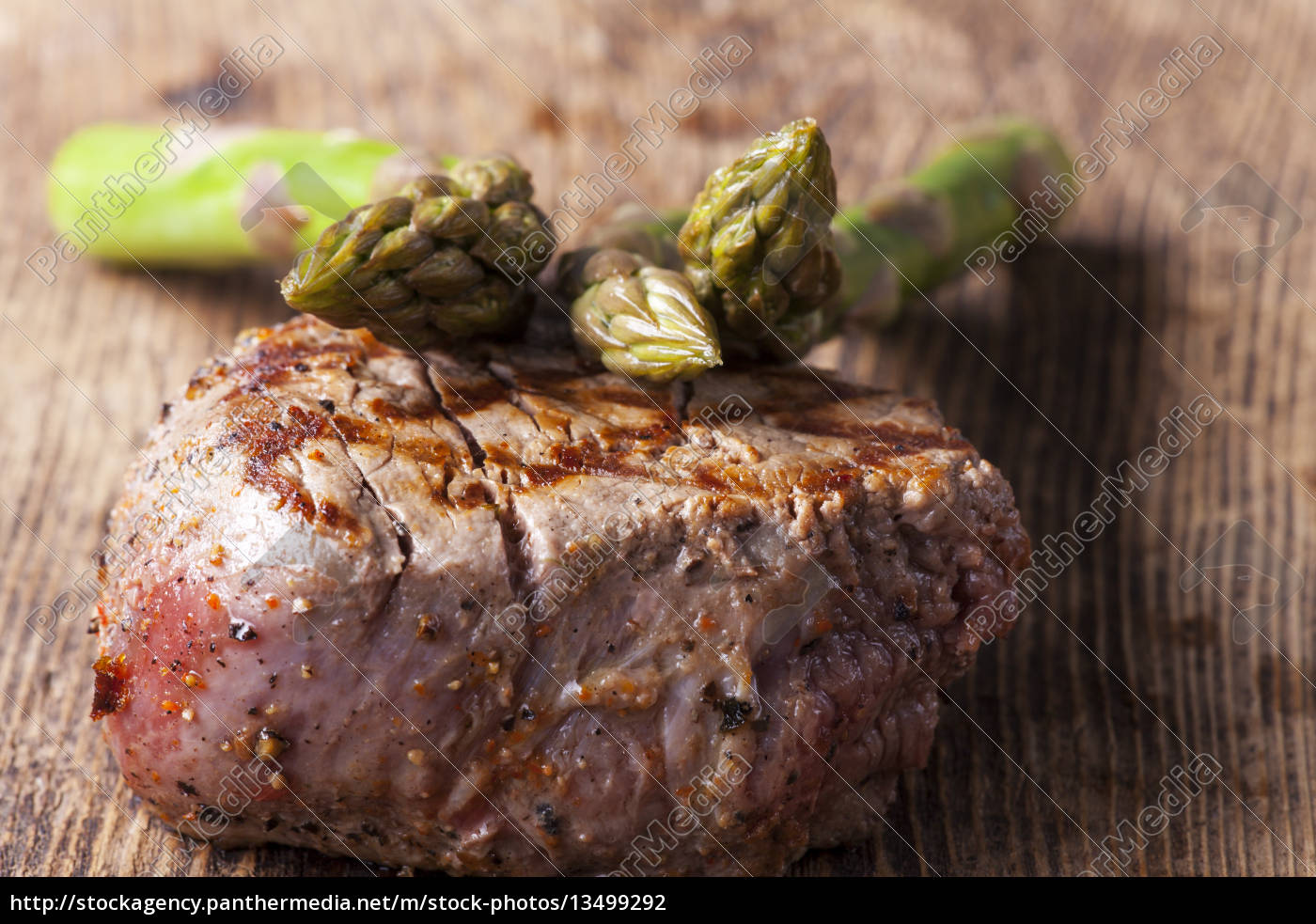 saftiges Steak vom Grill mit Spargel - Lizenzfreies Foto - #13499292 ...