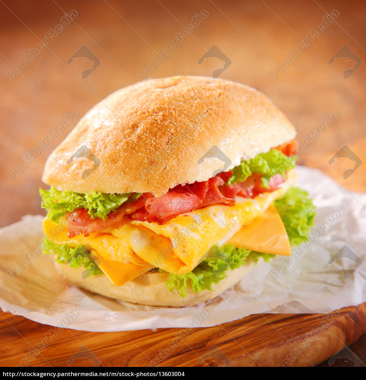 Leckerer Hamburger mit Schinken Käse und Salat - Lizenzfreies Foto ...