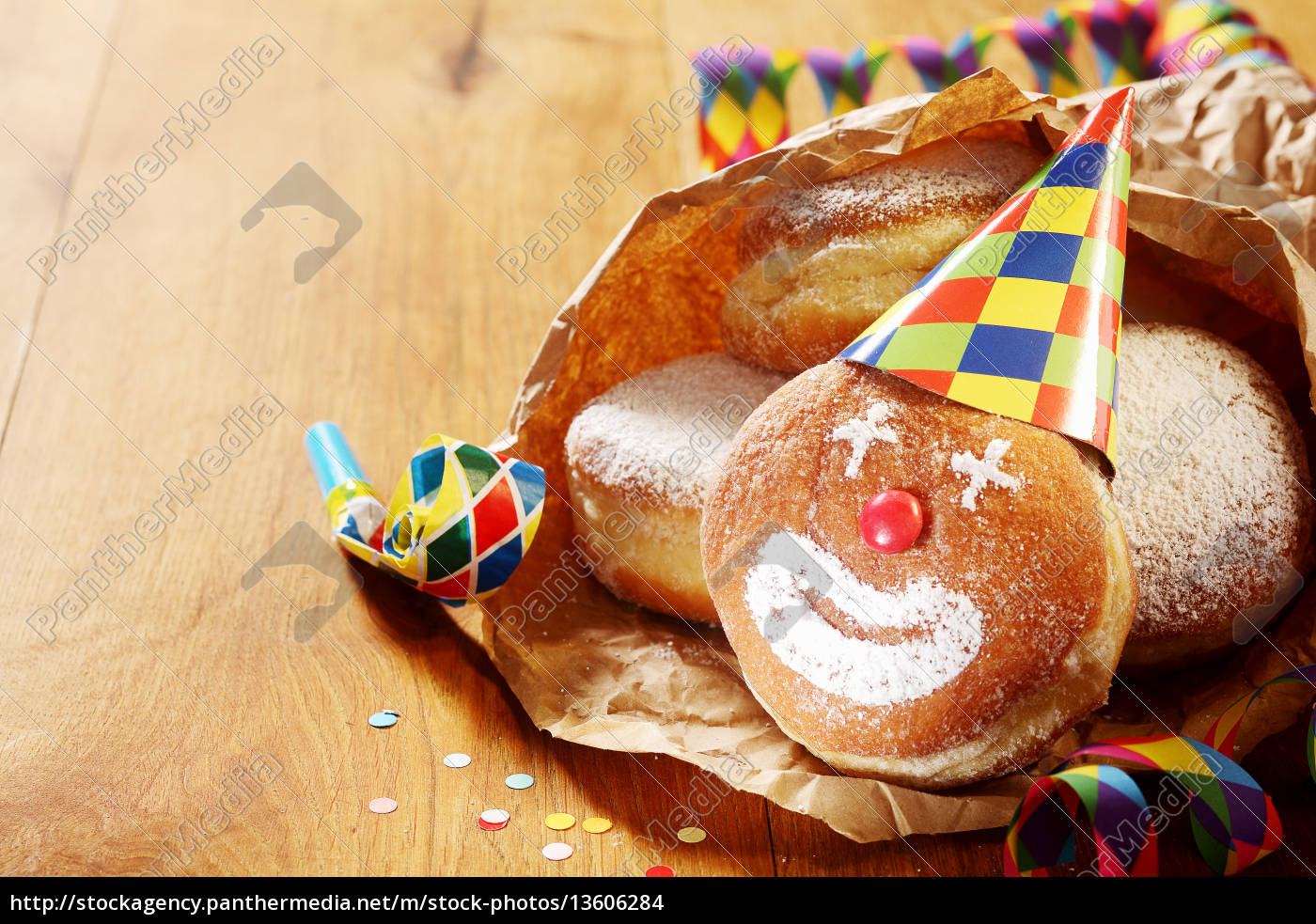 carnival puderzucker donuts auf papier - Lizenzfreies Foto - #13606284 ...