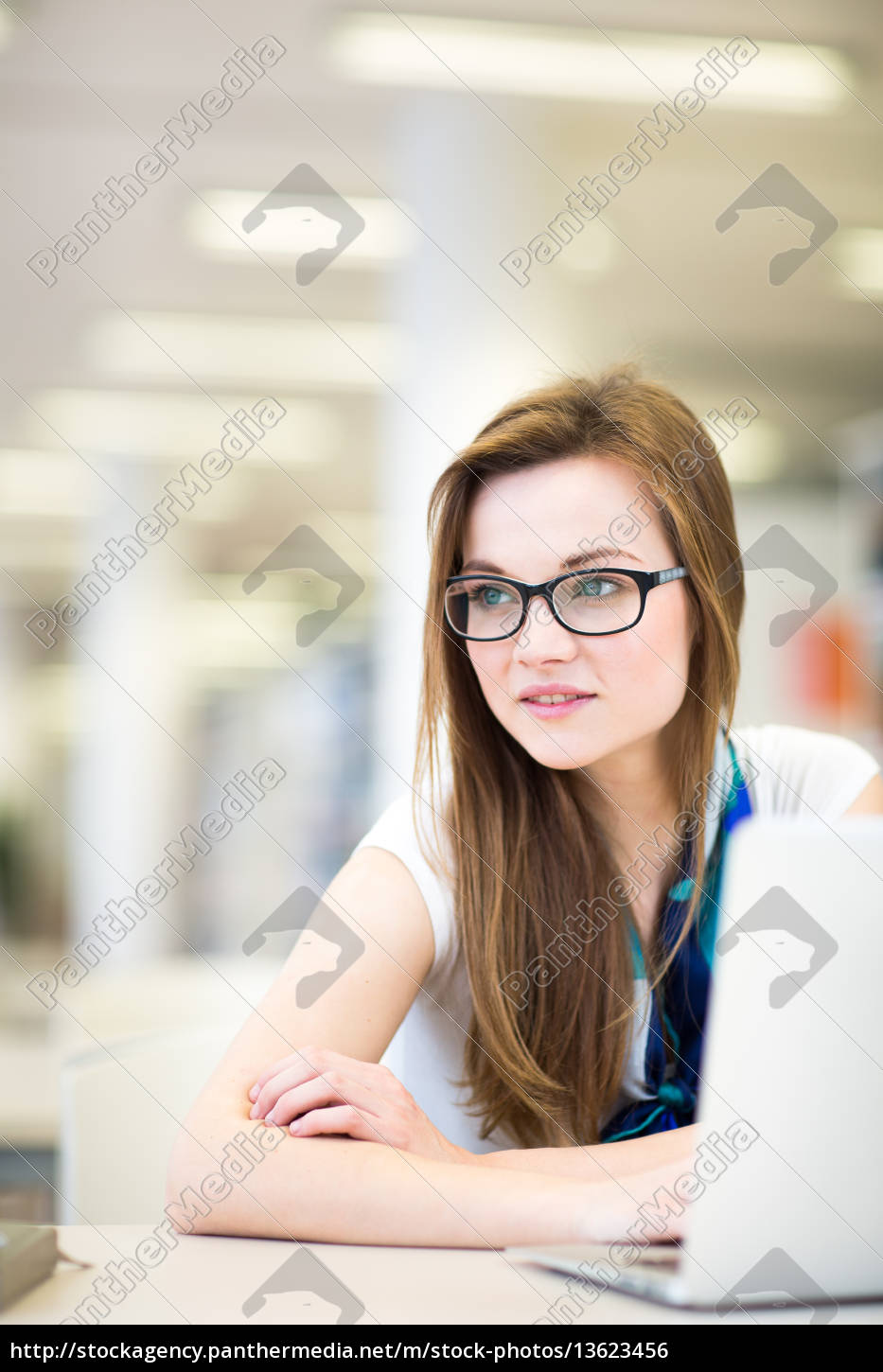 Hübsche Studentin Mit Blick Auf Einen - Lizenzfreies Foto - #13623456 ...