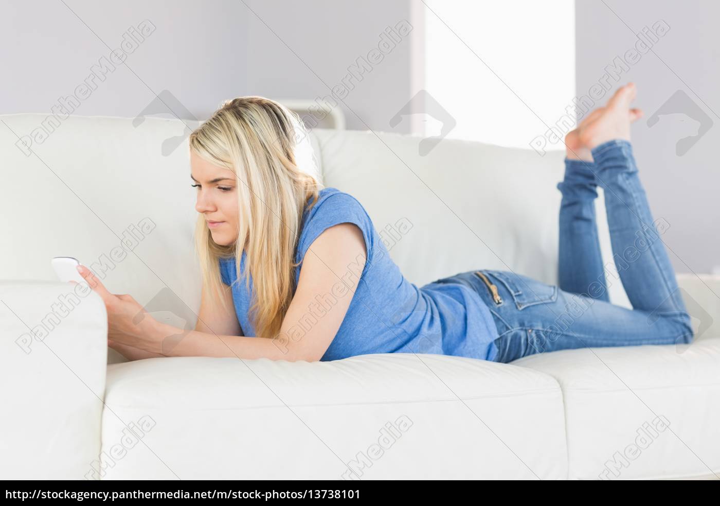 entspannte schöne frau sms im wohnzimmer Stockfoto 13738101