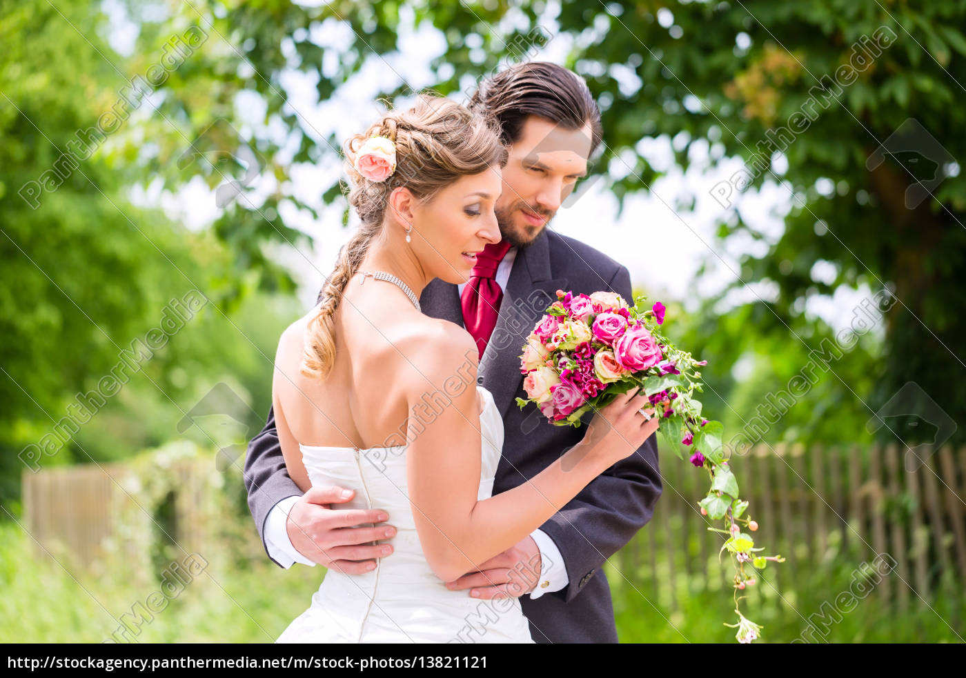 Hochzeitspaar Mit Brautstrauss Lizenzfreies Bild Bildagentur Panthermedia