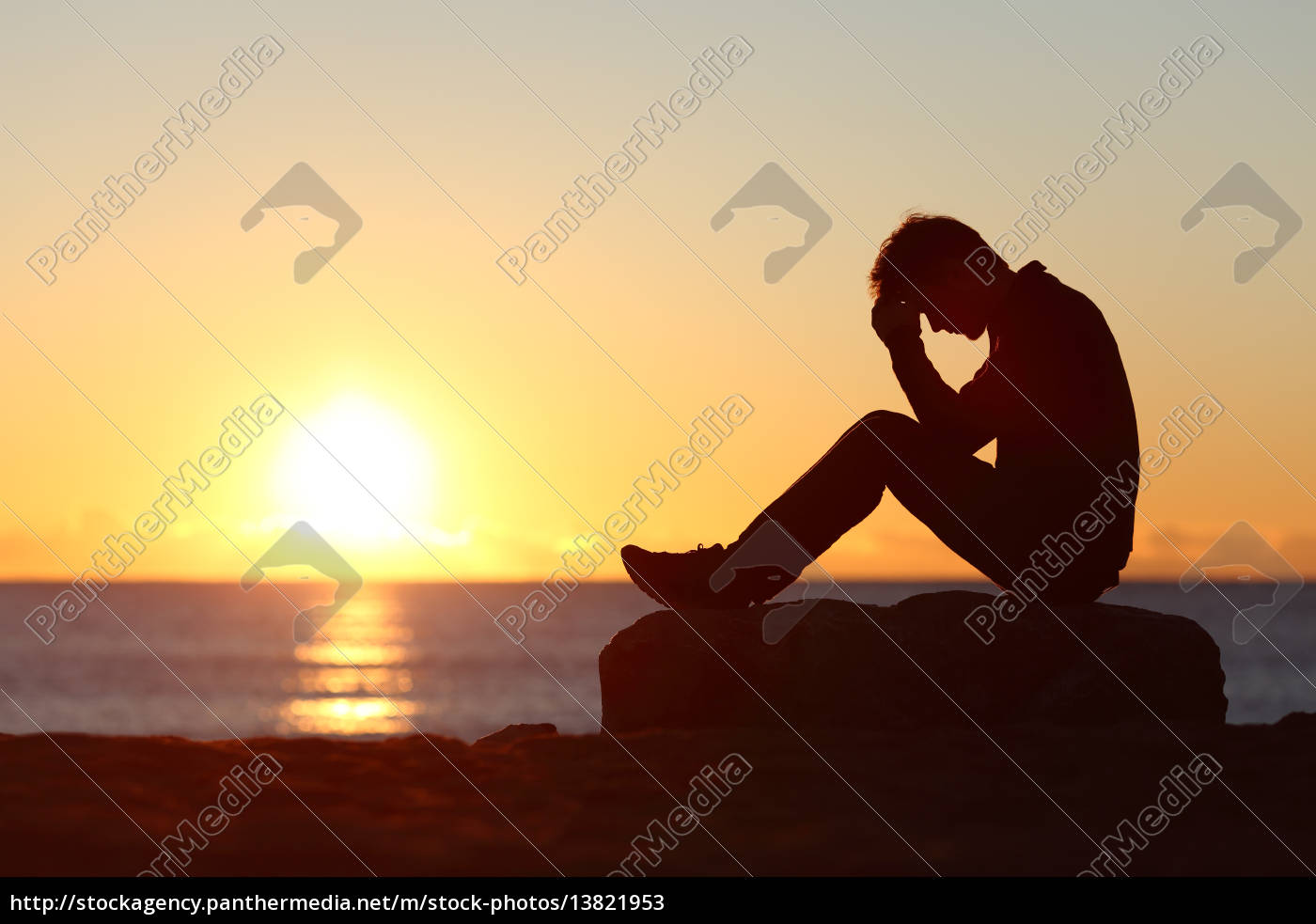 Sad Mann Silhouette Am Strand Besorgt Lizenzfreies Bild Bildagentur Panthermedia