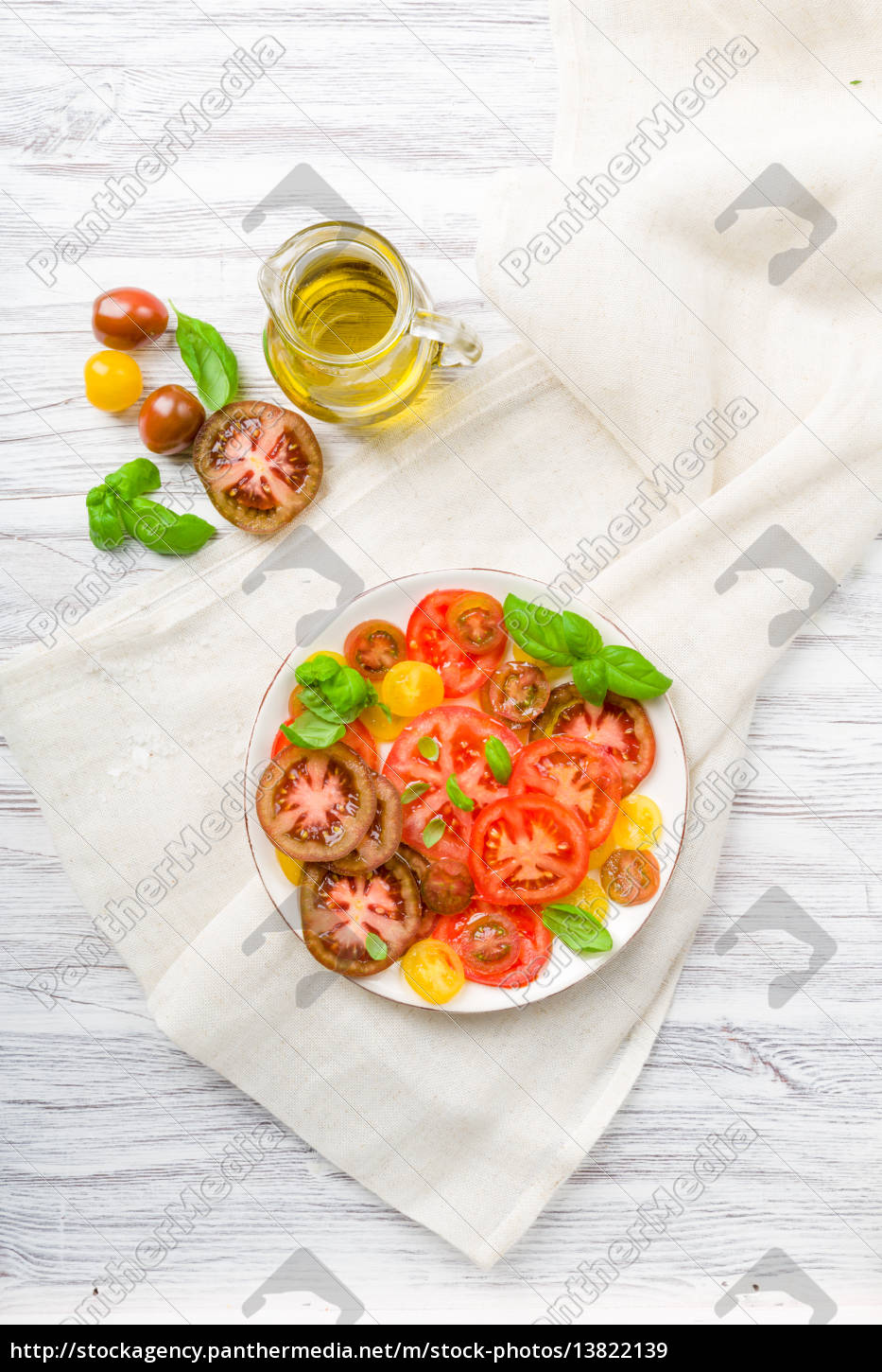 Bunter Tomatensalat mit Basilikum - Lizenzfreies Bild - #13822139 ...