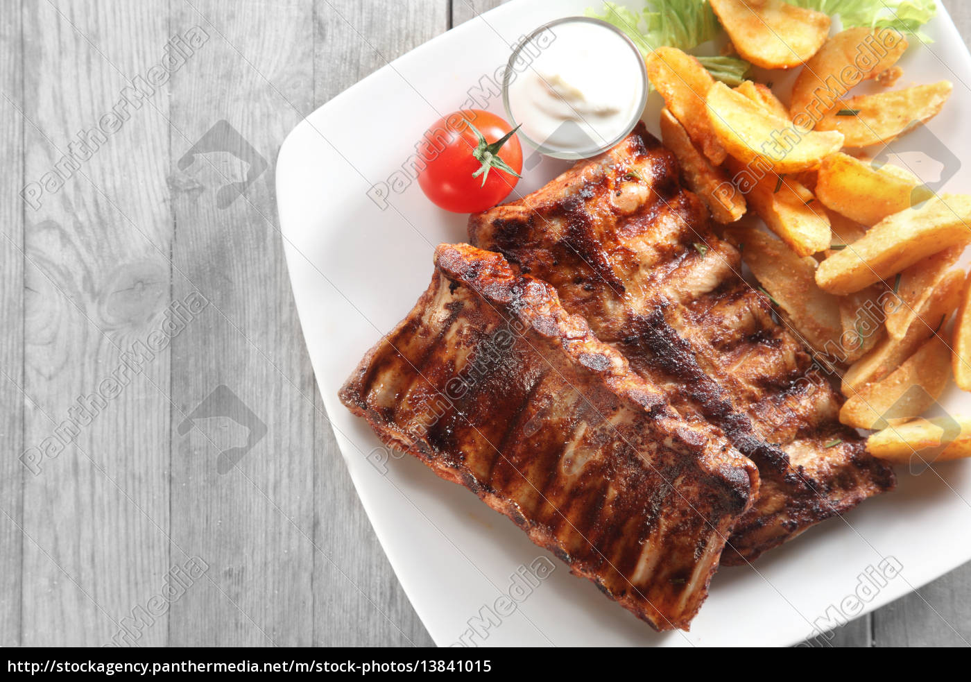 gegrilltes schweinefleisch rib mit bratkartoffeln auf - Lizenzfreies ...