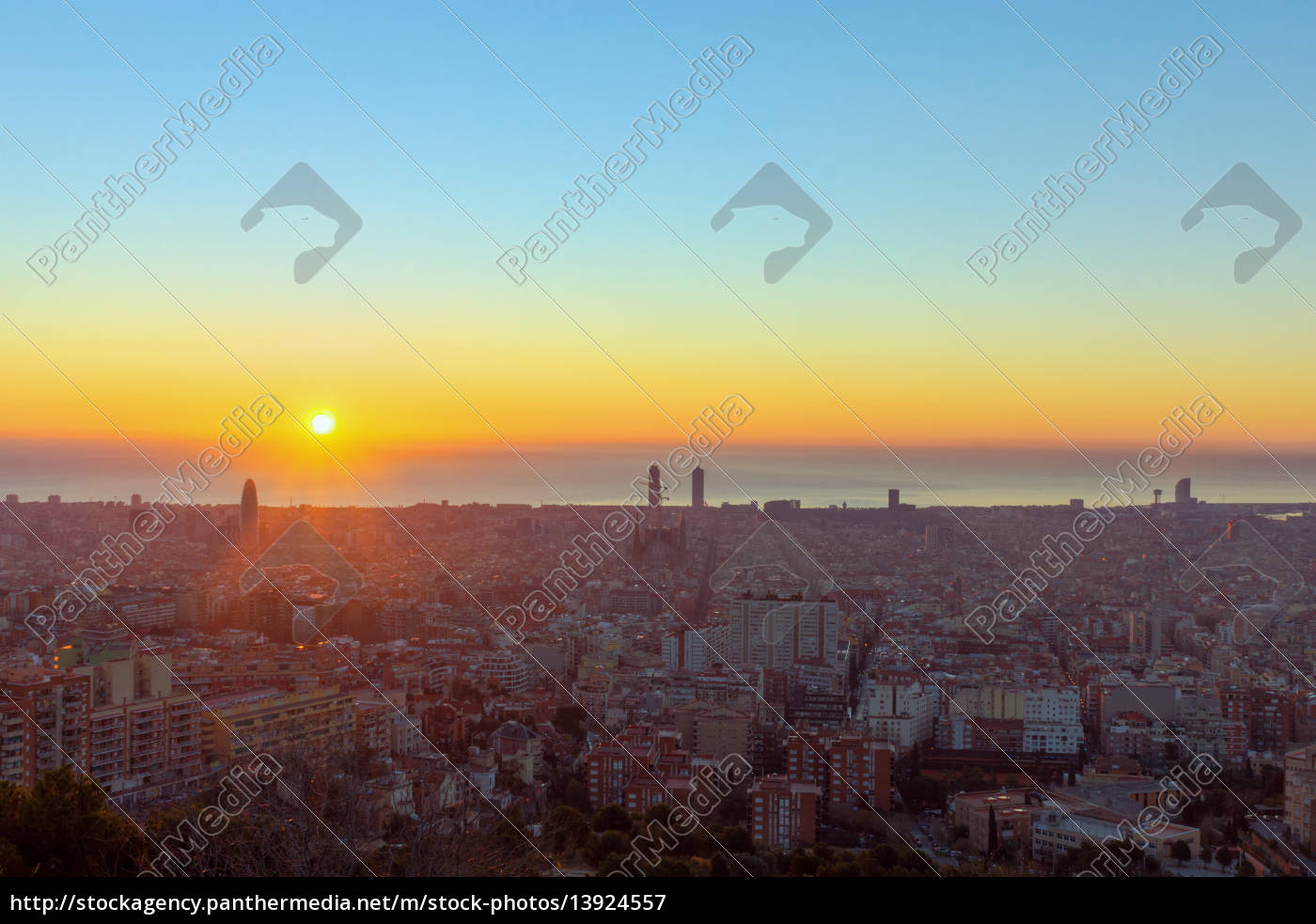 Ein Sonnenaufgang In Barcelona Mit Dem Mittelmeer Im Stockfoto Bildagentur Panthermedia