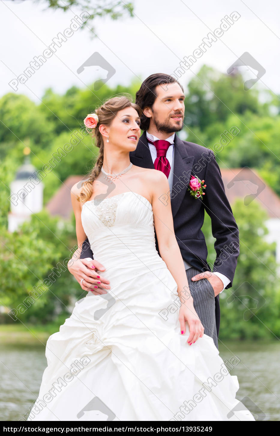 Hochzeitspaar Im Park Stockfoto Bildagentur Panthermedia