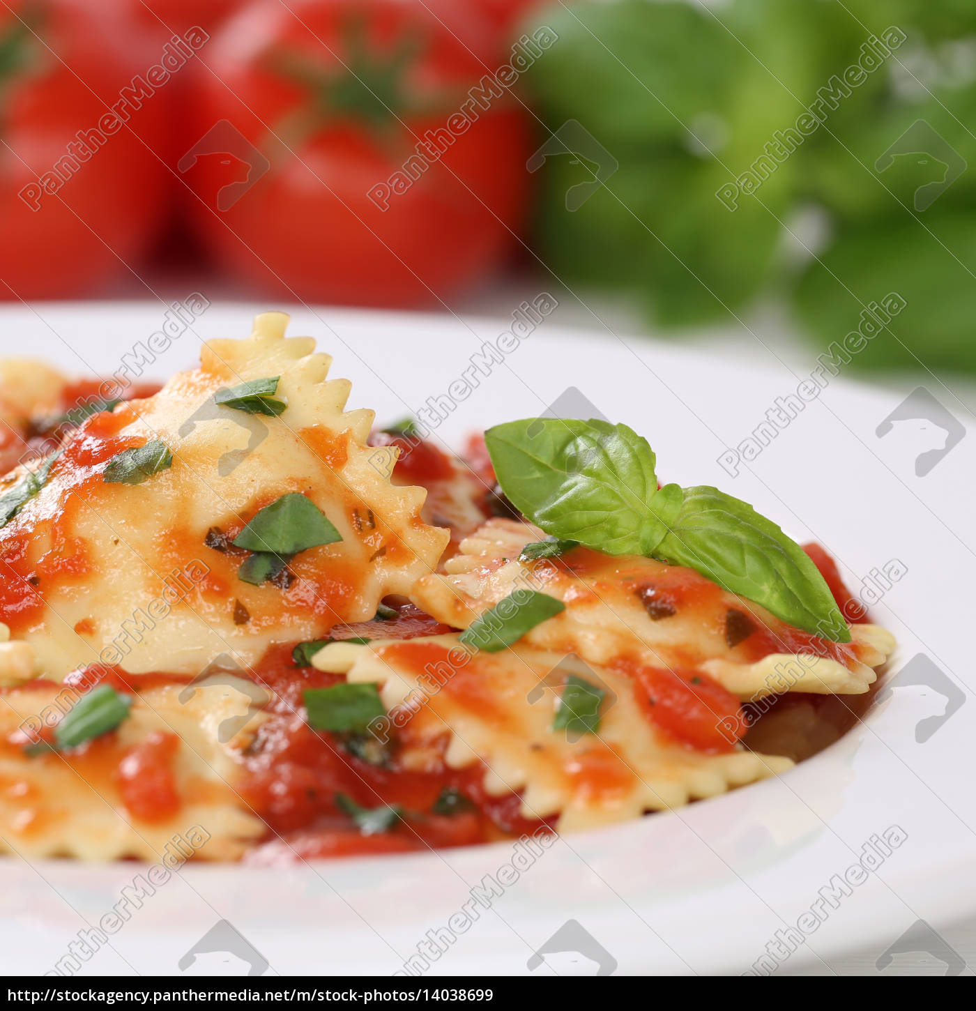 Italienisches Essen Nudeln Ravioli Mit Tomaten Pasta Lizenzfreies Bild Bildagentur Panthermedia