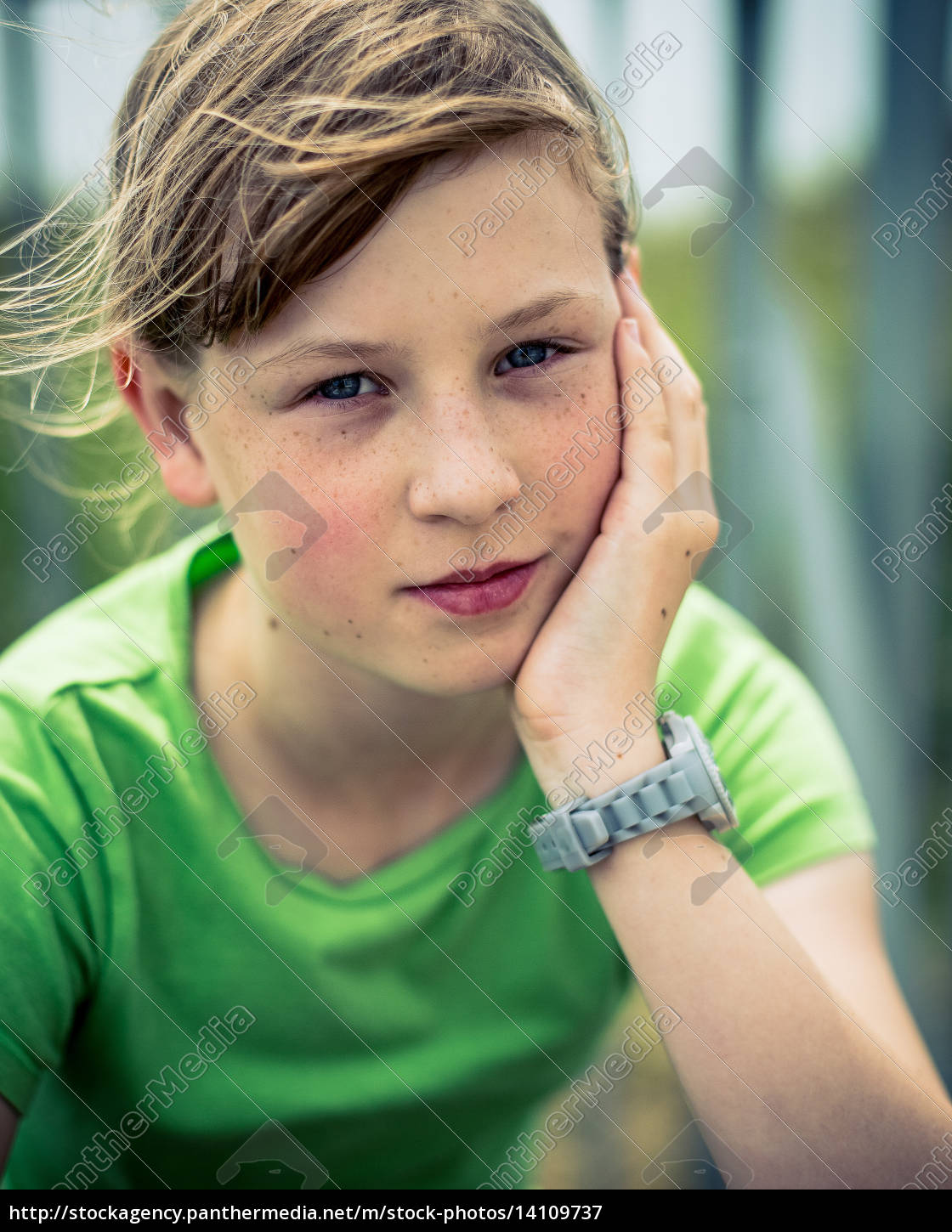 schöne junge mädchen sitting in the wind outside - Lizenzfreies Bild