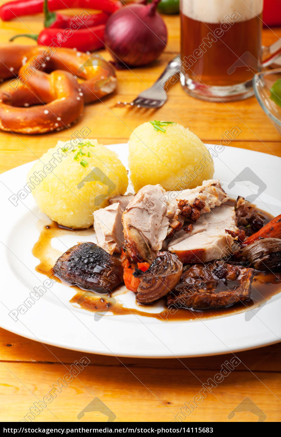 Bayerischer Schweinebraten mit Knödel - Lizenzfreies Bild - #14115683 ...