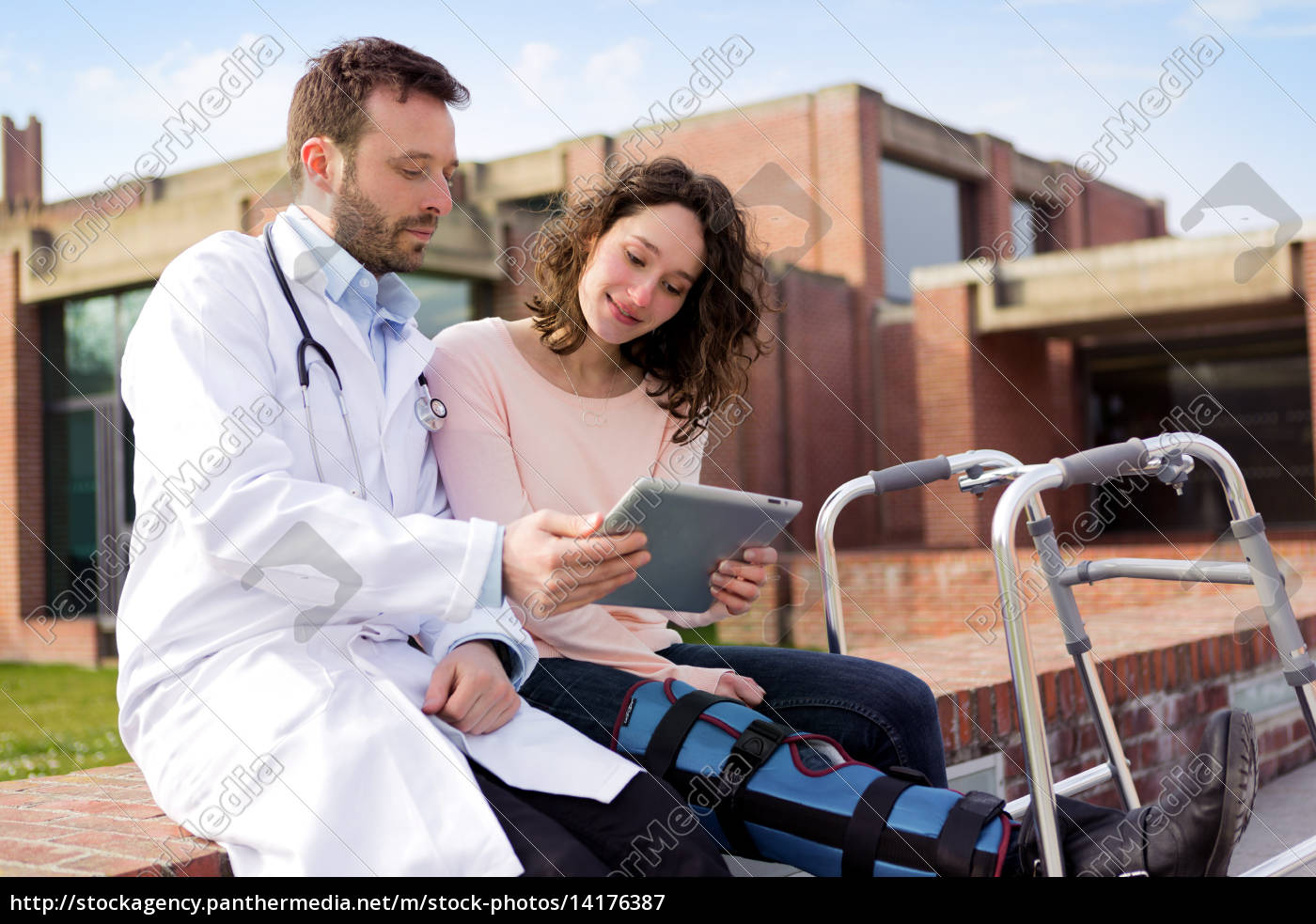 Doktor Zeigt Umerziehung Der Spitzen Auf Tablette Lizenzfreies Bild 14176387 Bildagentur