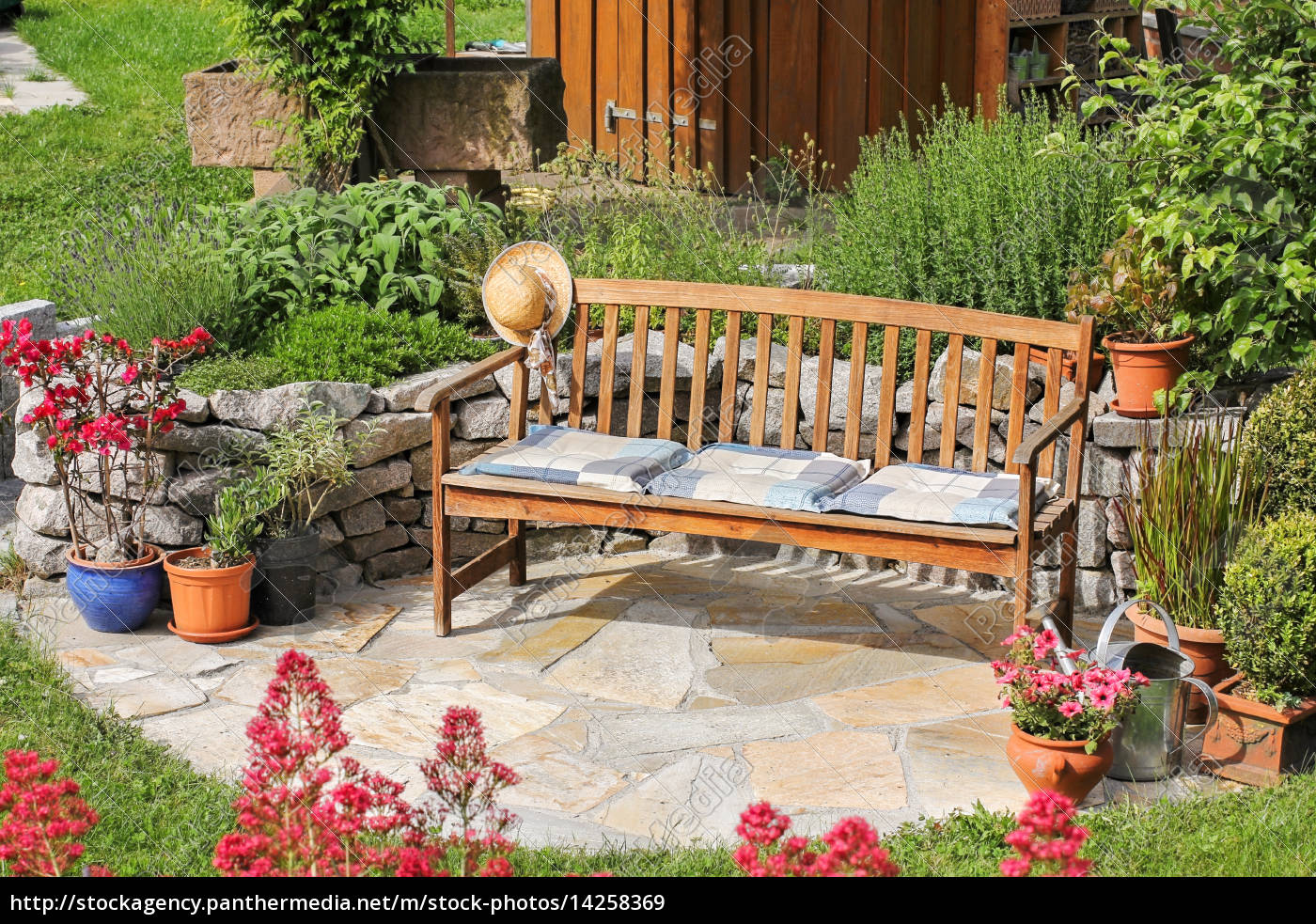 Sitzplatz im Garten - Lizenzfreies Bild - #14258369 | Bildagentur