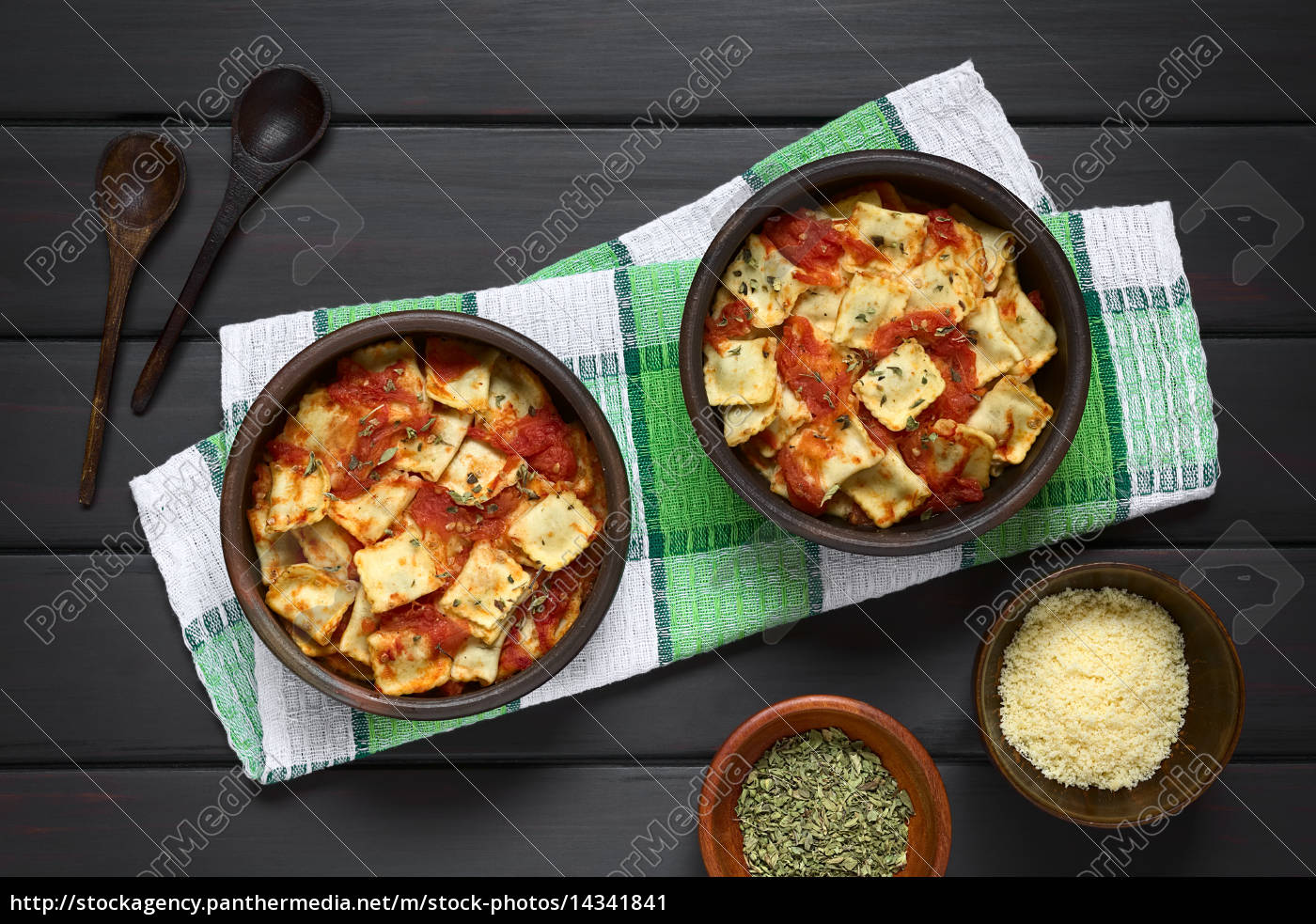 gebackene ravioli mit tomatensauce - Lizenzfreies Bild - #14341841 ...