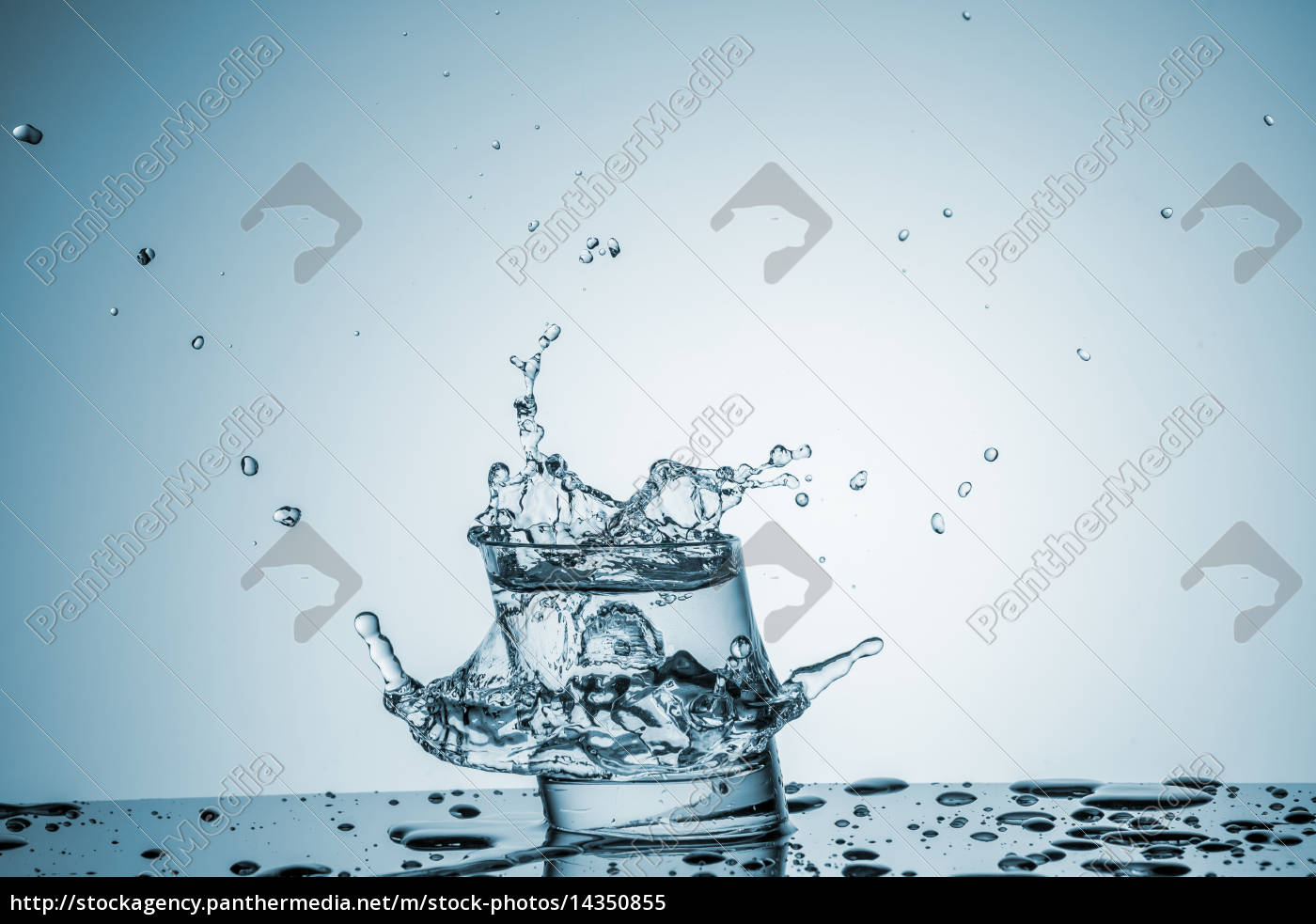 Wasser Im Glas Mit Wasserspritzen Lizenzfreies Bild 14350855