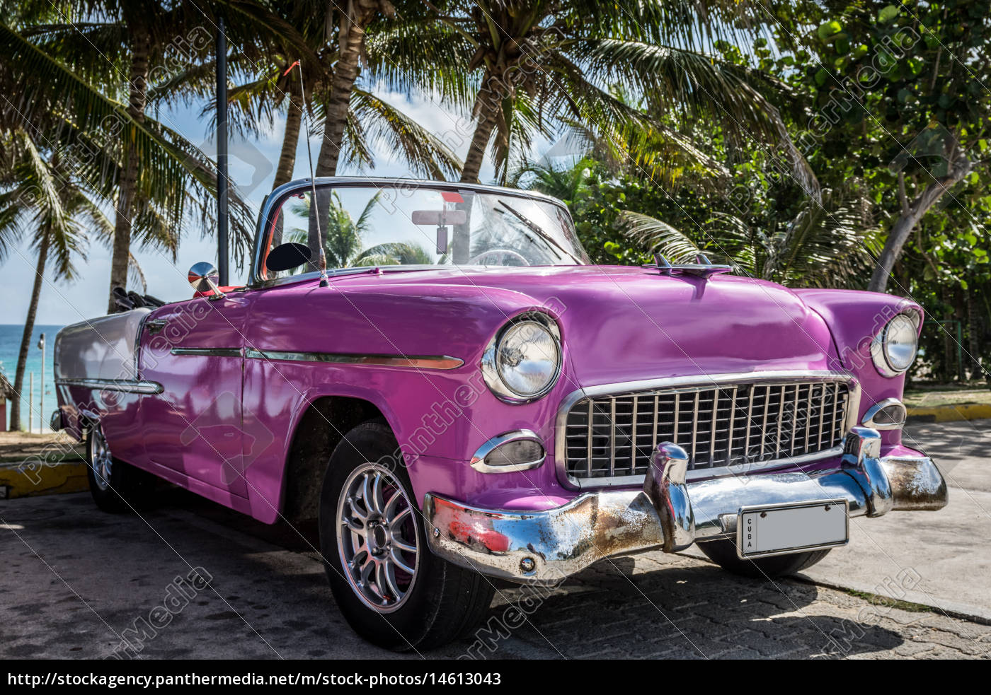 Pinker amerikanischer Cabriolet Oldtimer parkt unter - Lizenzfreies