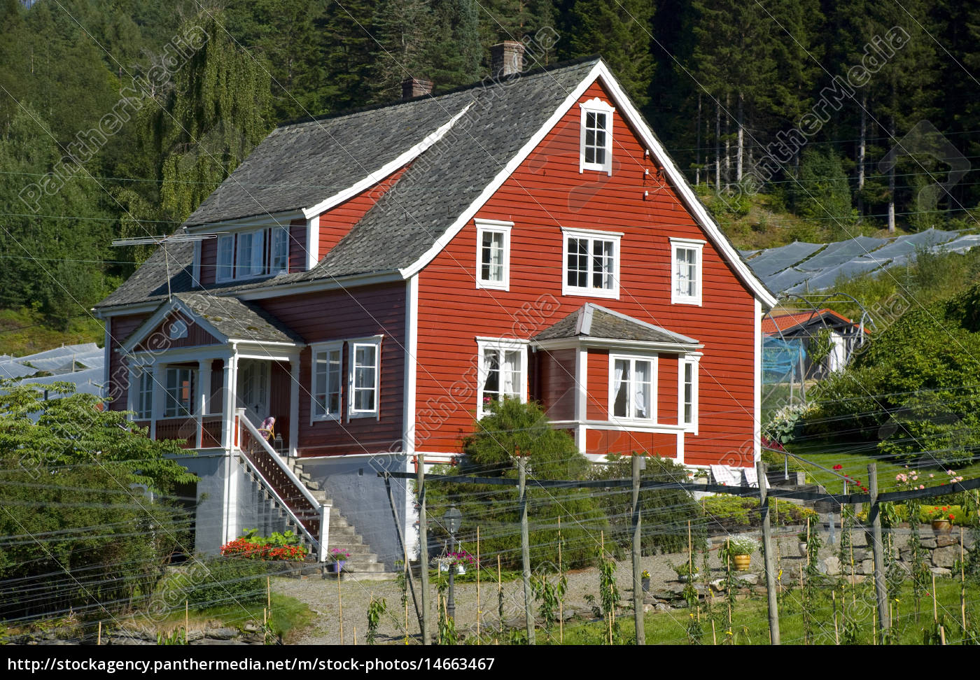 rotes norwegisches Haus - Architektur in Skandinavien ...