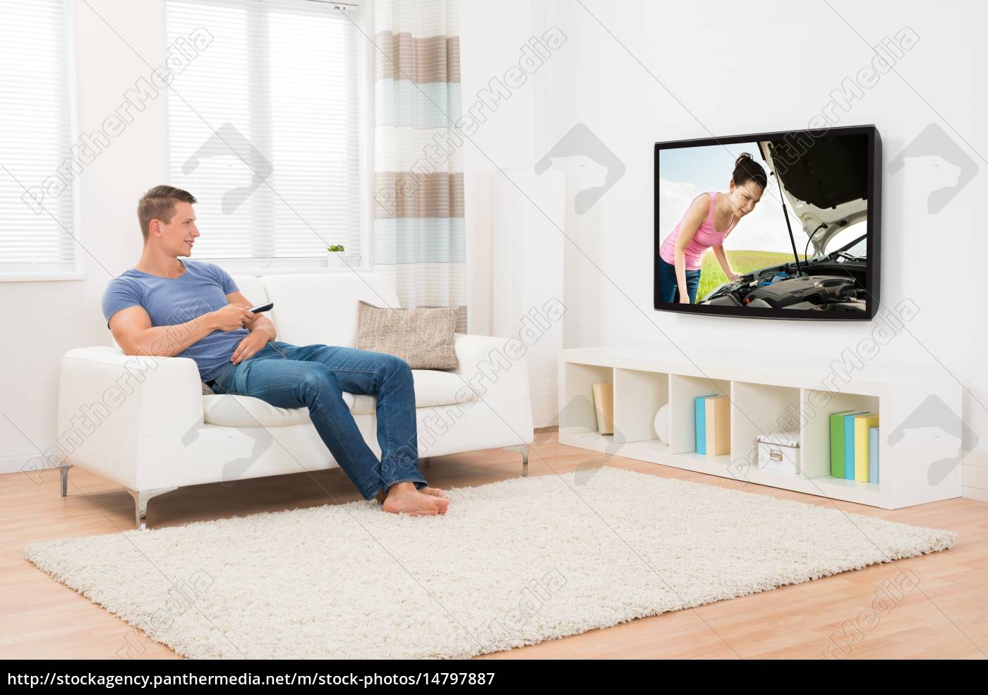 Mann Vor Dem Fernseher Im Wohnzimmer Stockfoto 14797887 Bildagentur Panthermedia