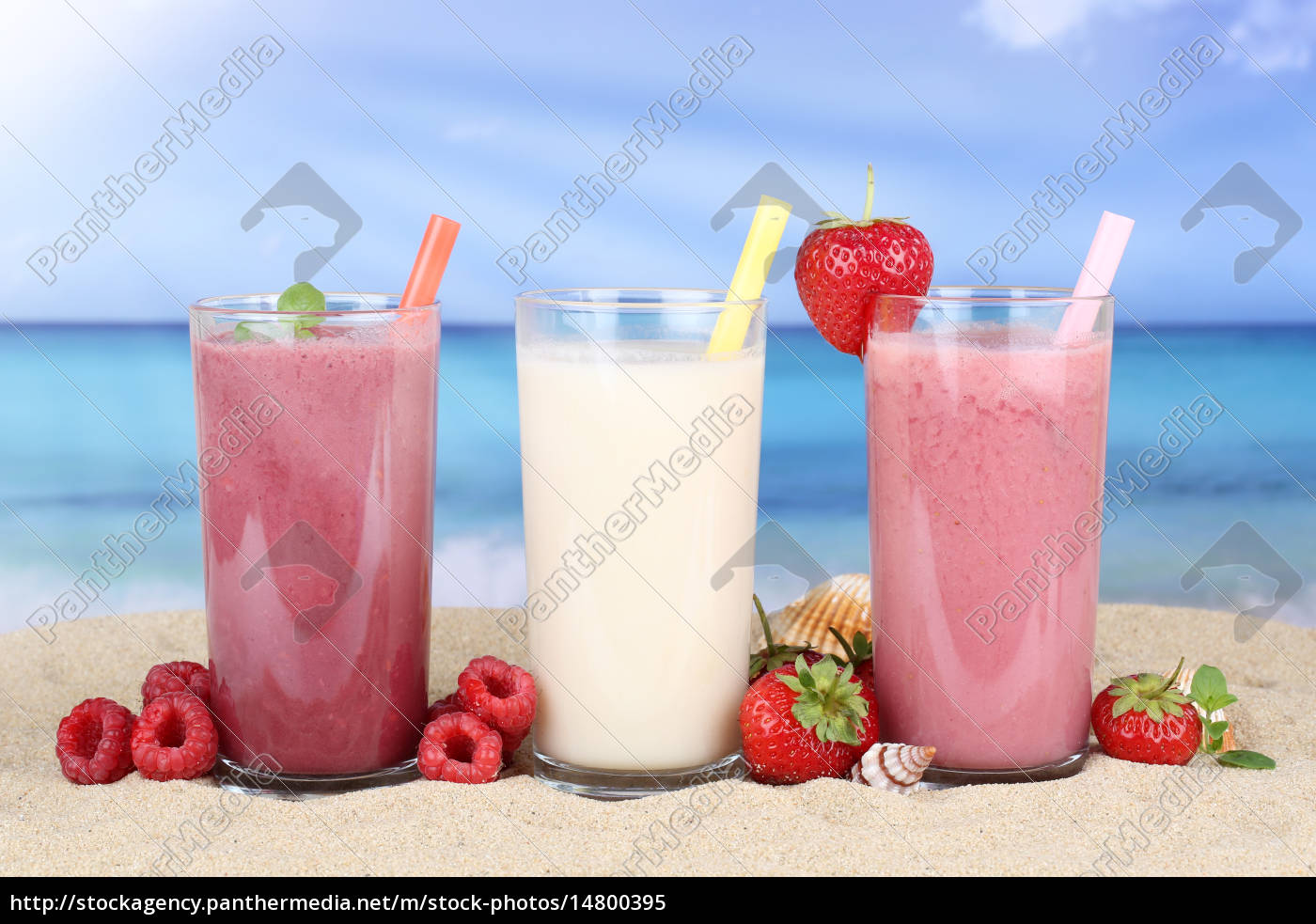 Smoothie Saft mit Früchte Fruchtsaft am Strand - Stockfoto - #14800395 ...