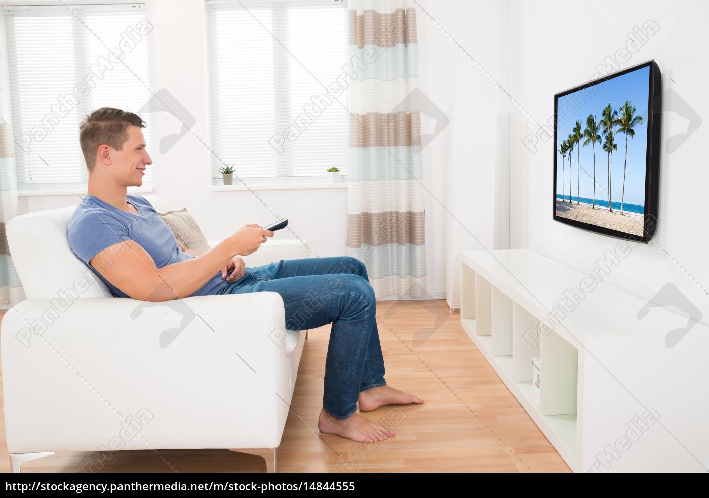 Mann Auf Sofa Vor Dem Fernseher Stockfoto 14844555 Bildagentur Panthermedia