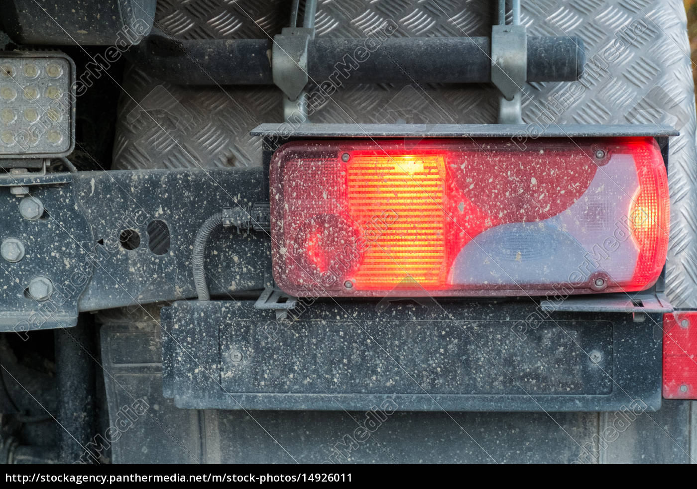 Rotes Rücklicht an einem LKW - Stockfoto #14926011