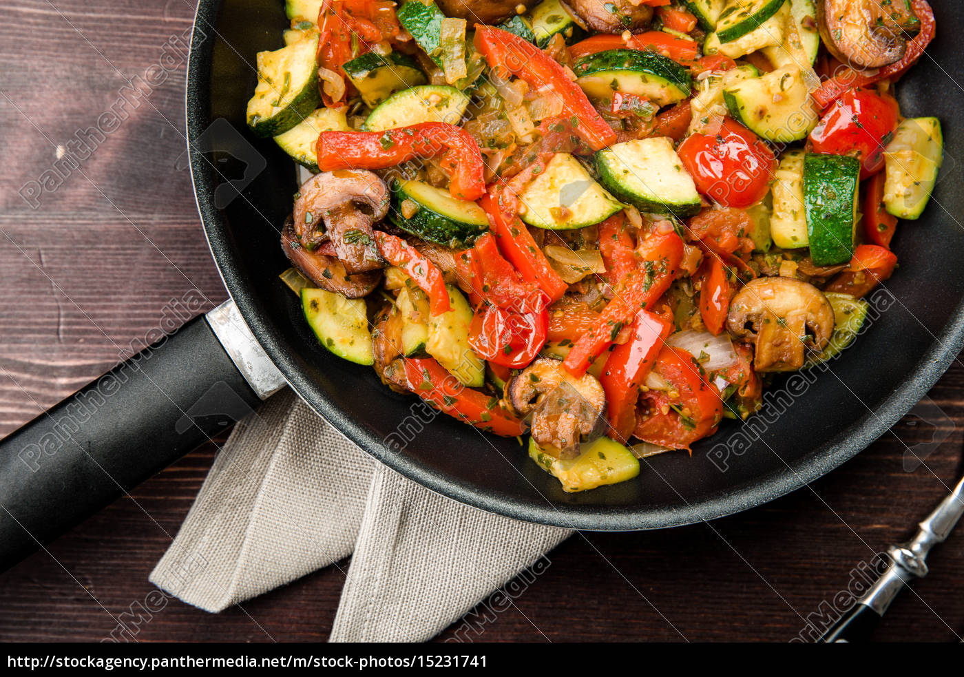 Gemüsepfanne mit frischem Gemüse ohne Fleisch - Stockfoto #15231741 ...